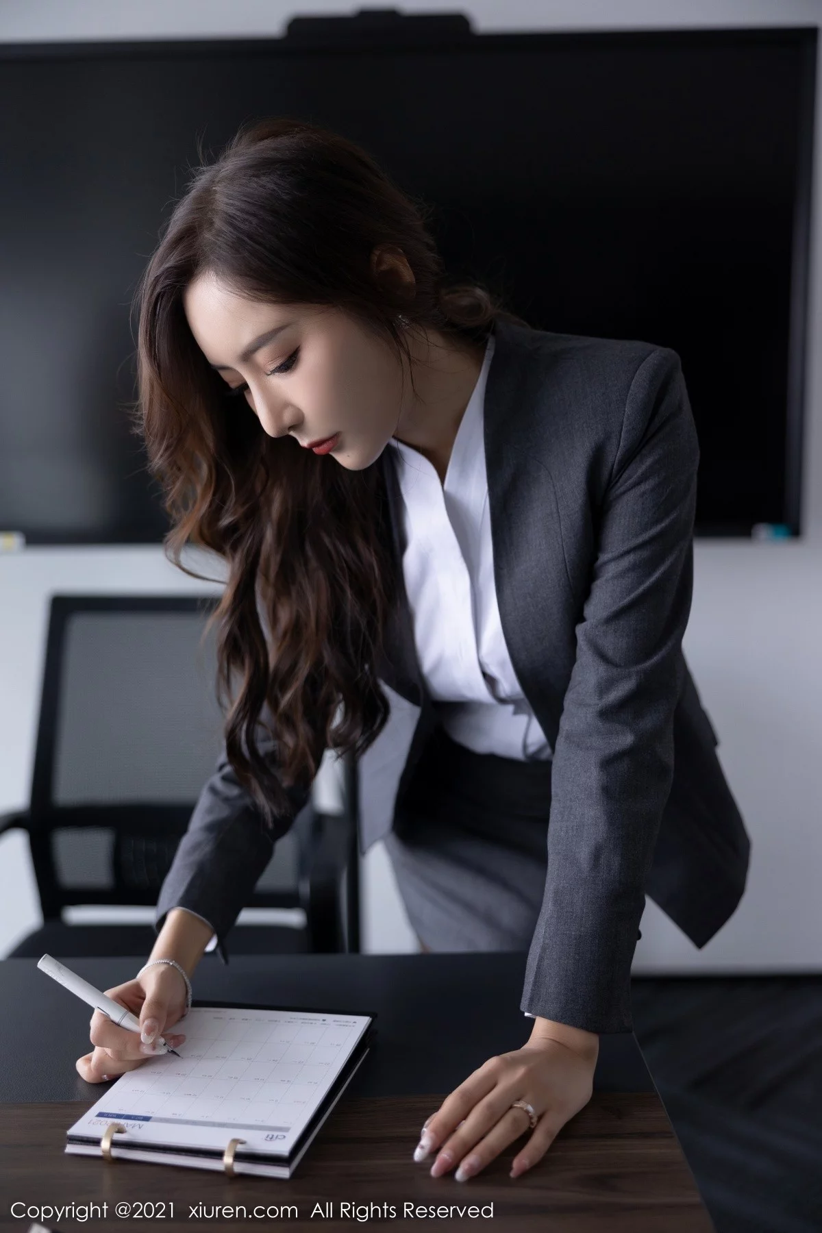 [[XiuRen秀人网]秀人网]No.4304_女神王馨瑶yanni办公室主题蓝色内衣配超薄黑丝秀翘臀诱惑写真101P