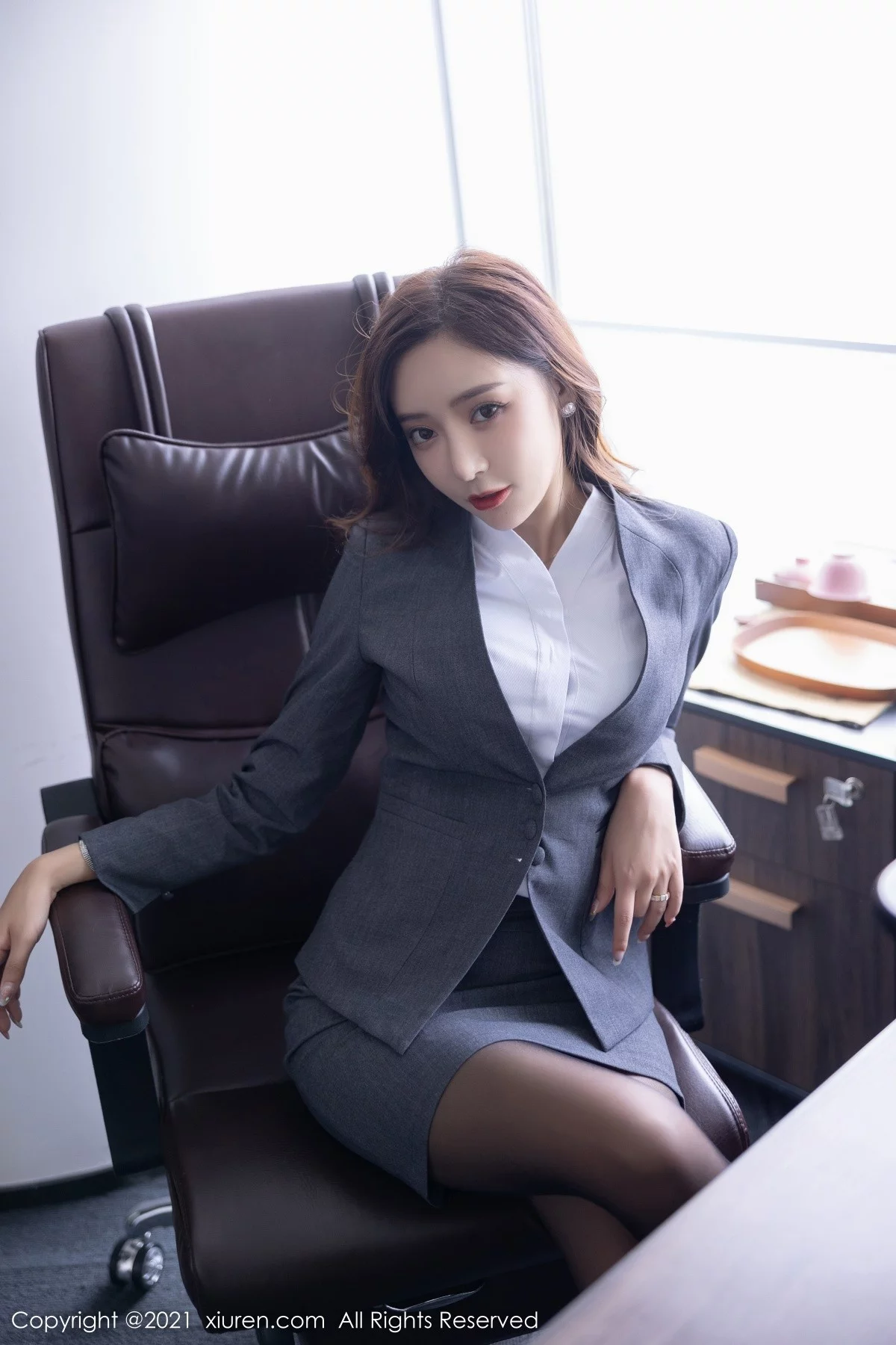 [[XiuRen秀人网]秀人网]No.4304_女神王馨瑶yanni办公室主题蓝色内衣配超薄黑丝秀翘臀诱惑写真101P