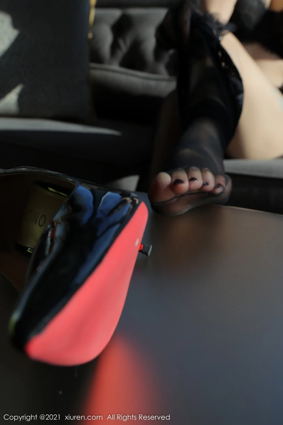 [[XiuRen秀人网]秀人网]No.4306_御姐果儿Victoria青海旅拍半脱露黑色蕾丝内衣配蕾丝吊袜诱惑写真66P