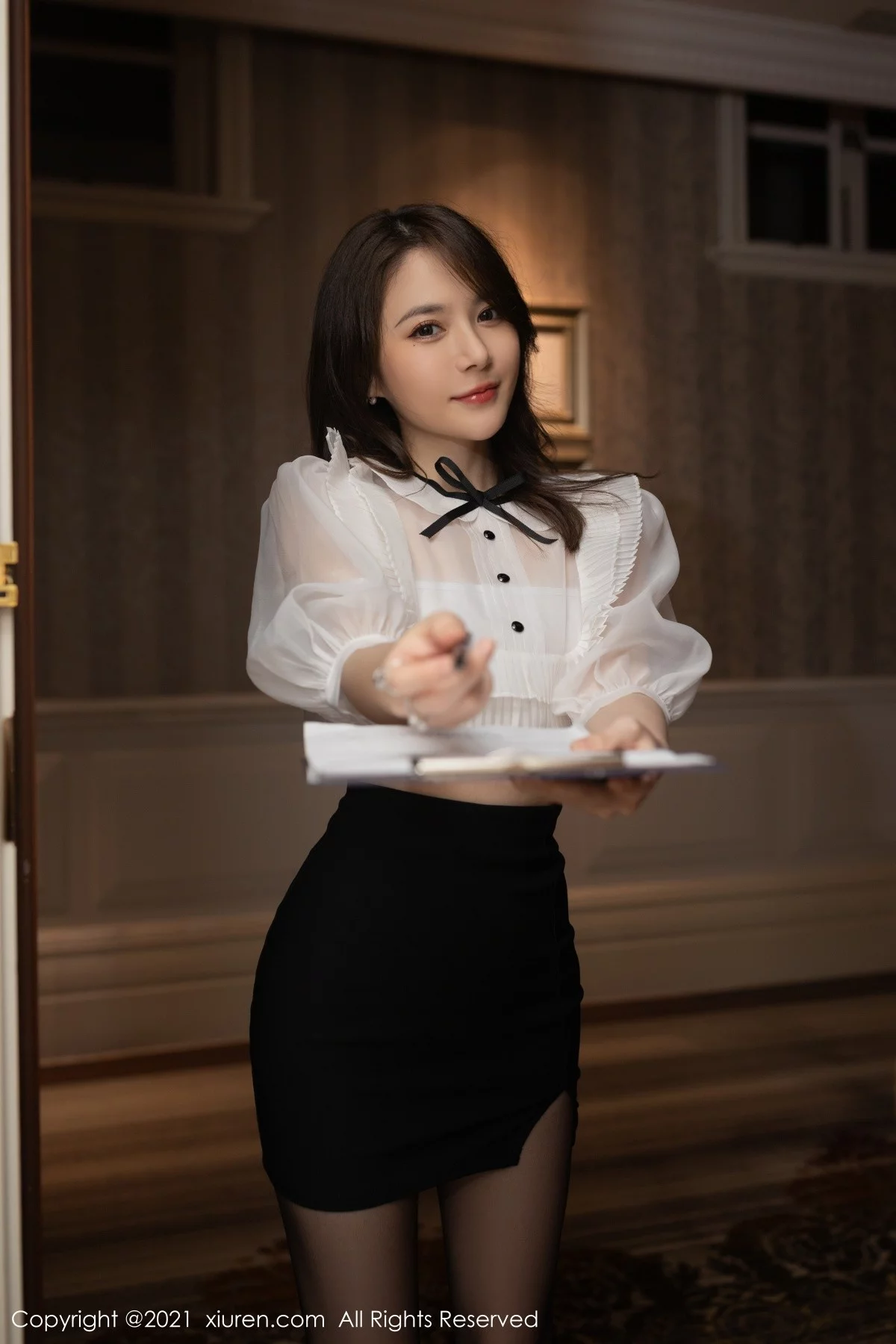 [[XiuRen秀人网]秀人网]No.4241_模特鱼子酱Fish江浙沪旅拍剧情主题抹胸内衣配开档黑丝诱惑写真76P