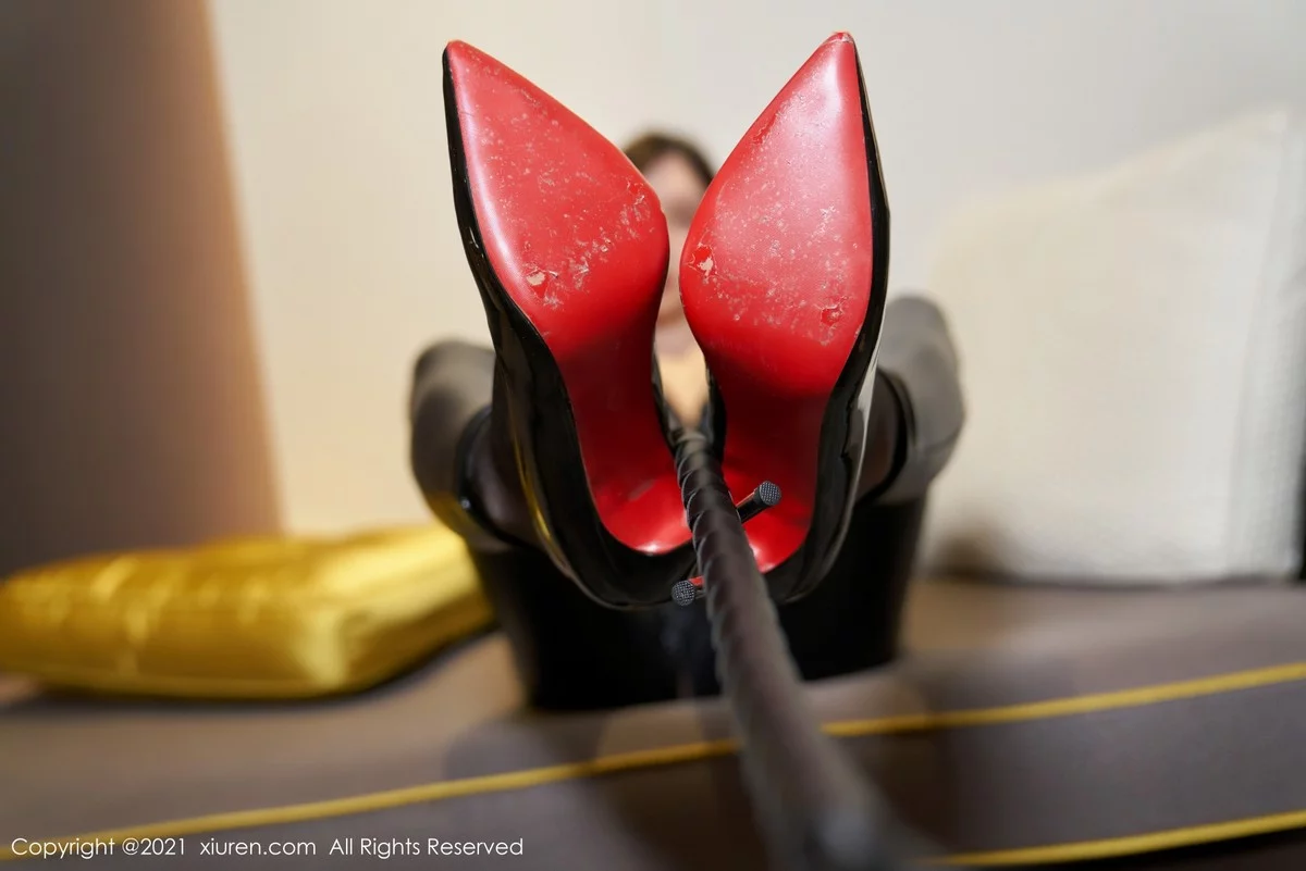 [[XiuRen秀人网]秀人网]No.4244_女神周于希Sandy私房黑色连体皮衣情趣皮鞭秀凹凸身材诱惑写真85P