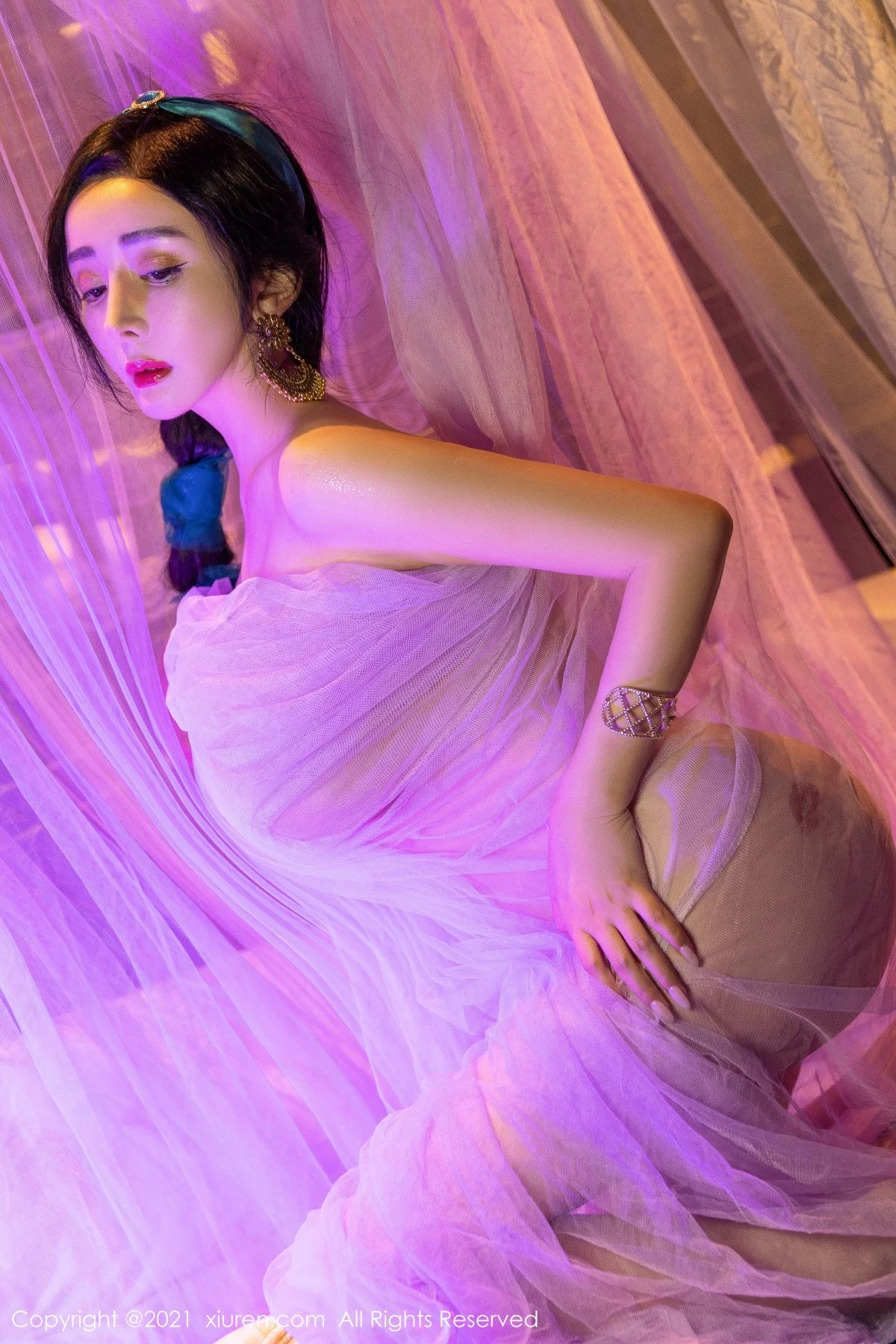 [[XiuRen秀人网]秀人网]No.4243_模特允爾成都旅拍异域风情主题私房半脱露丰乳肥臀极致诱惑写真63P