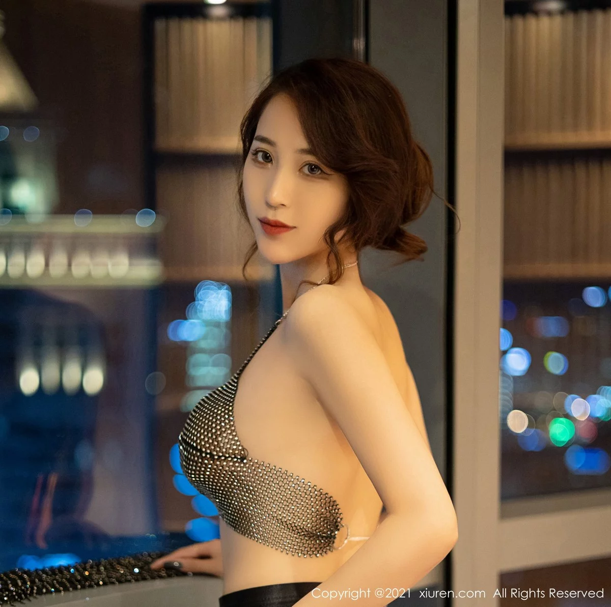 [[XiuRen秀人网]秀人网]No.4240_模特周慕汐baby镂空银色亮片装配无内黑丝裤袜秀翘臀诱惑写真52P