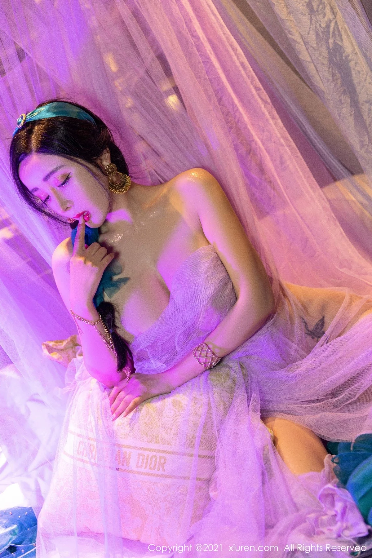 [[XiuRen秀人网]秀人网]No.4243_模特允爾成都旅拍异域风情主题私房半脱露丰乳肥臀极致诱惑写真63P