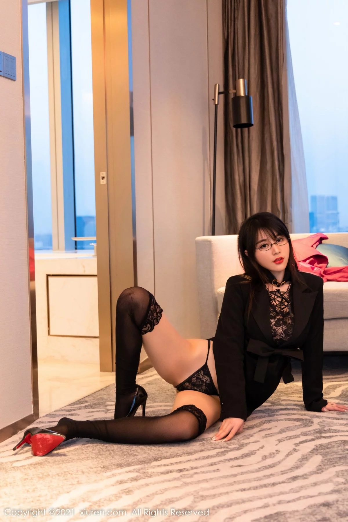 [[XiuRen秀人网]秀人网]No.4317_模特美七Mia青海旅拍黑色蕾丝内衣配丁字裤秀惹火身材诱惑写真67P