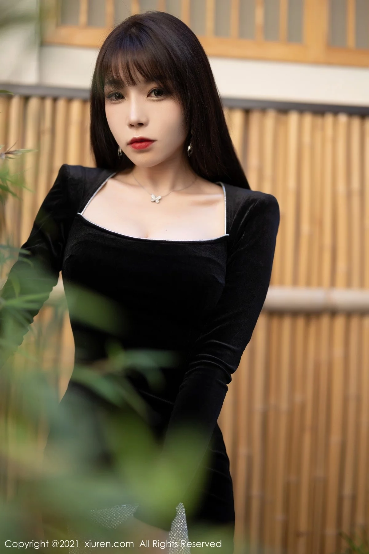 [[XiuRen秀人网]秀人网]No.4322_女神芝芝Booty黑色典雅服饰配黑丝网袜半脱露性感内衣诱惑写真86P