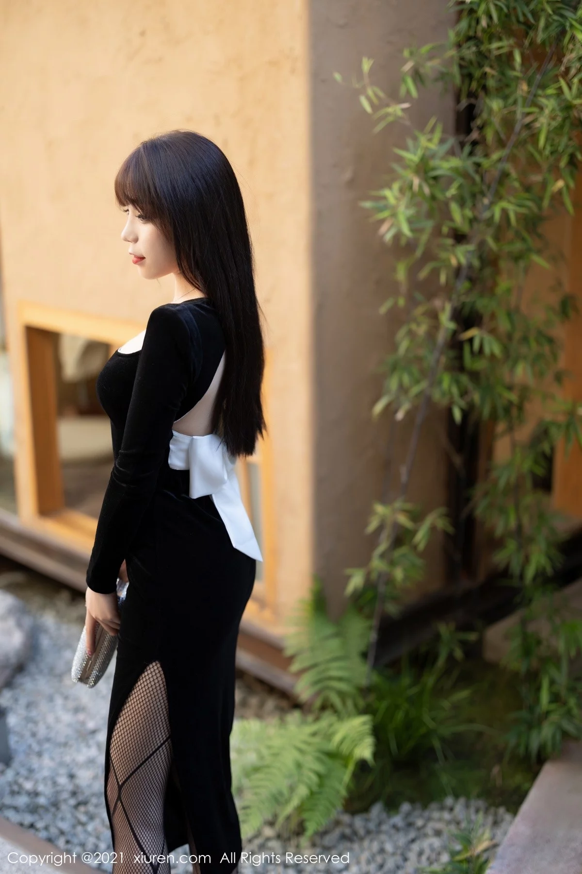 [[XiuRen秀人网]秀人网]No.4322_女神芝芝Booty黑色典雅服饰配黑丝网袜半脱露性感内衣诱惑写真86P