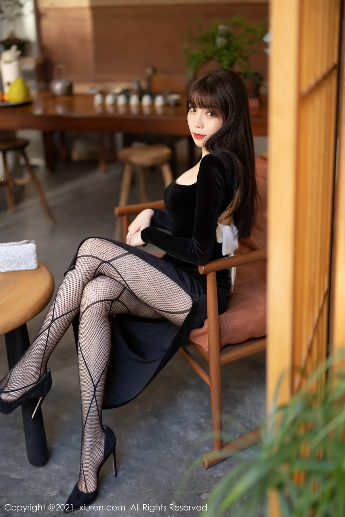 [[XiuRen秀人网]秀人网]No.4322_女神芝芝Booty黑色典雅服饰配黑丝网袜半脱露性感内衣诱惑写真86P