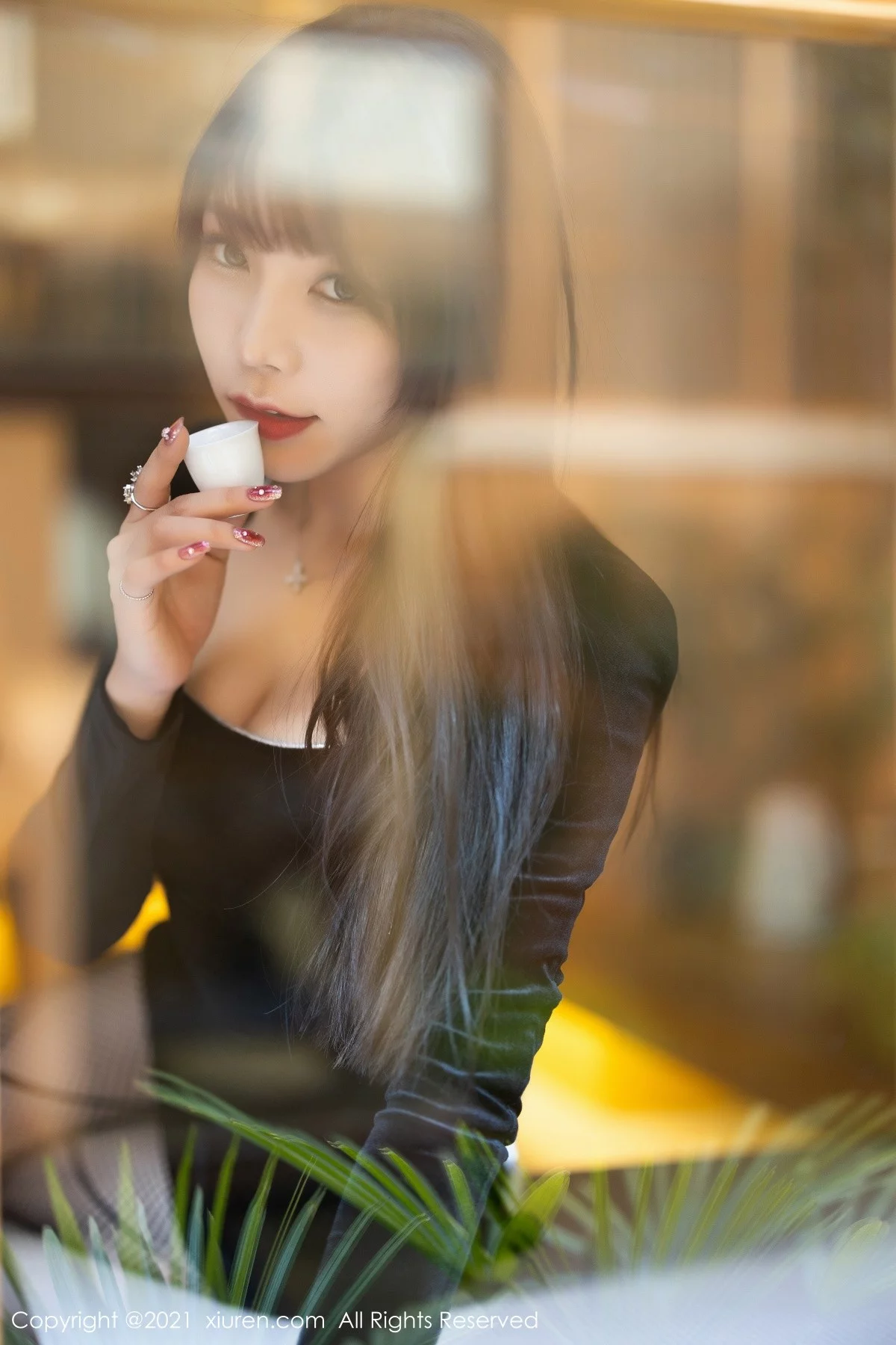 [[XiuRen秀人网]秀人网]No.4322_女神芝芝Booty黑色典雅服饰配黑丝网袜半脱露性感内衣诱惑写真86P