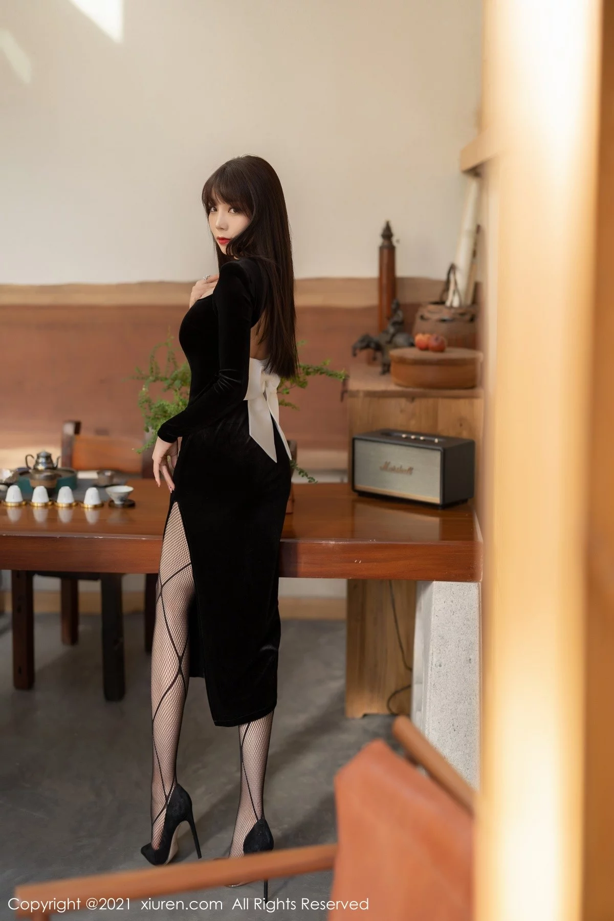 [[XiuRen秀人网]秀人网]No.4322_女神芝芝Booty黑色典雅服饰配黑丝网袜半脱露性感内衣诱惑写真86P