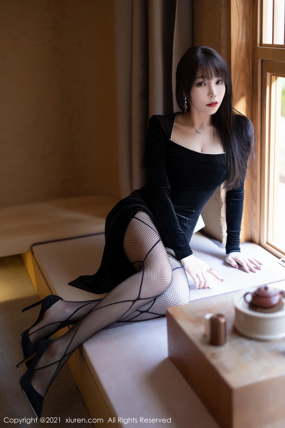 [[XiuRen秀人网]秀人网]No.4322_女神芝芝Booty黑色典雅服饰配黑丝网袜半脱露性感内衣诱惑写真86P