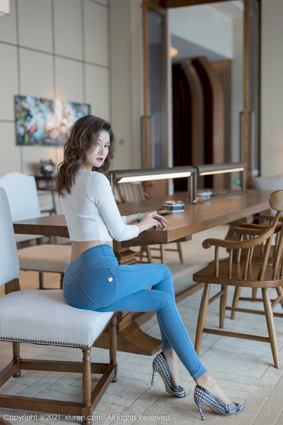 [[XiuRen秀人网]秀人网]No.4318_模特文芮jeninfer私房脱紧身牛仔裤露精致蓝色内衣迷人诱惑写真32P