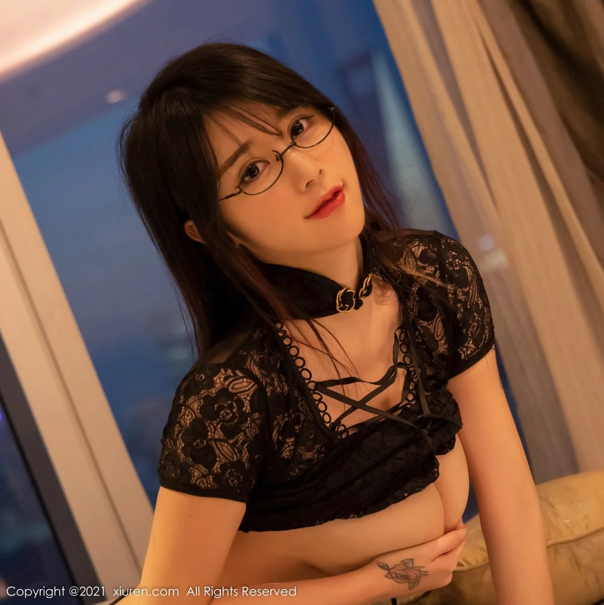 [[XiuRen秀人网]秀人网]No.4317_模特美七Mia青海旅拍黑色蕾丝内衣配丁字裤秀惹火身材诱惑写真67P