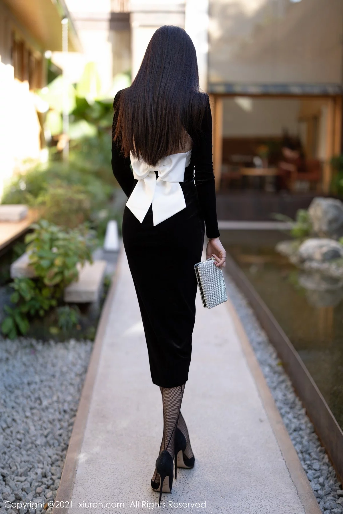 [[XiuRen秀人网]秀人网]No.4322_女神芝芝Booty黑色典雅服饰配黑丝网袜半脱露性感内衣诱惑写真86P