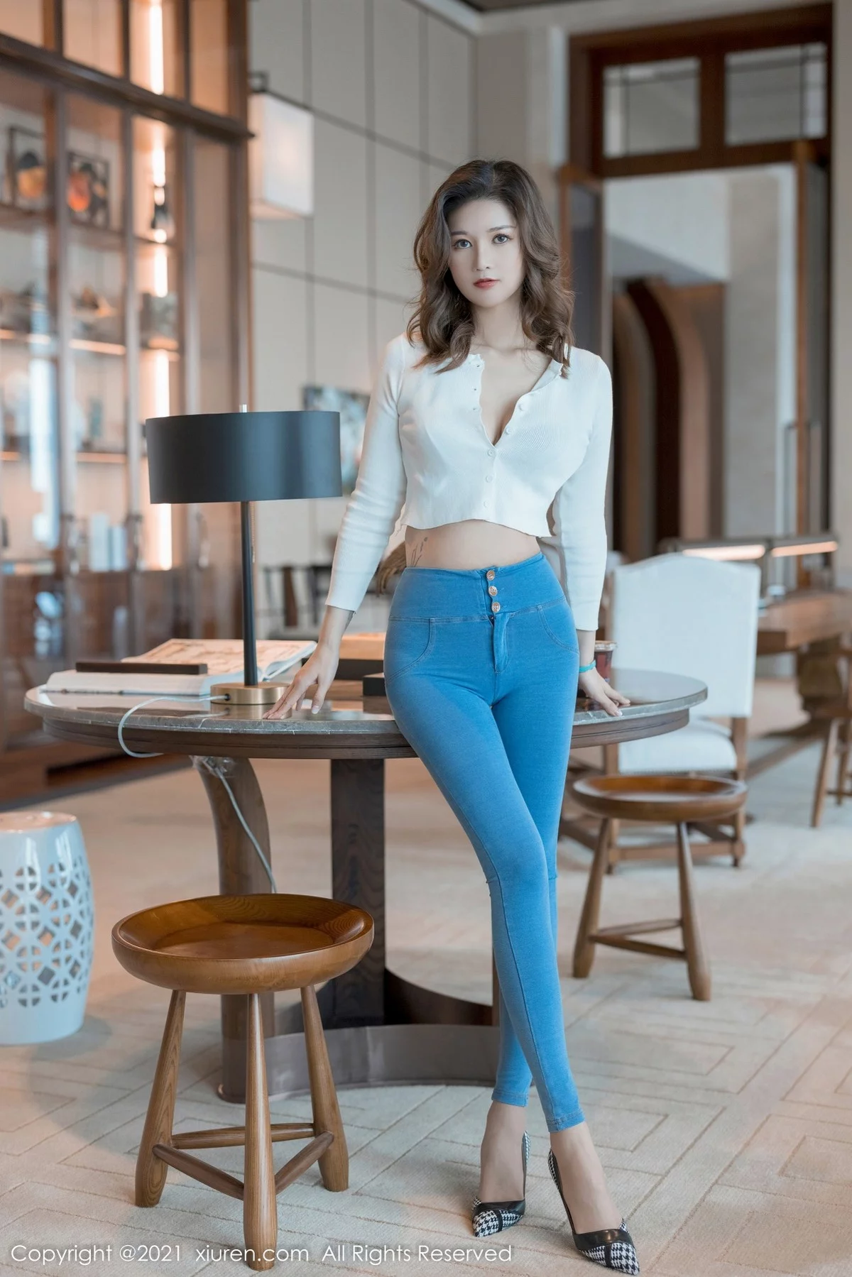 [[XiuRen秀人网]秀人网]No.4318_模特文芮jeninfer私房脱紧身牛仔裤露精致蓝色内衣迷人诱惑写真32P