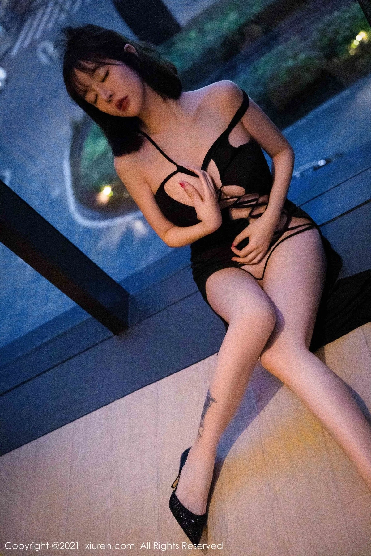 [[XiuRen秀人网]秀人网]No.4325_女神王雨纯成都旅拍黑色缕空制服+粉色蕾丝内衣完美诱惑写真72P