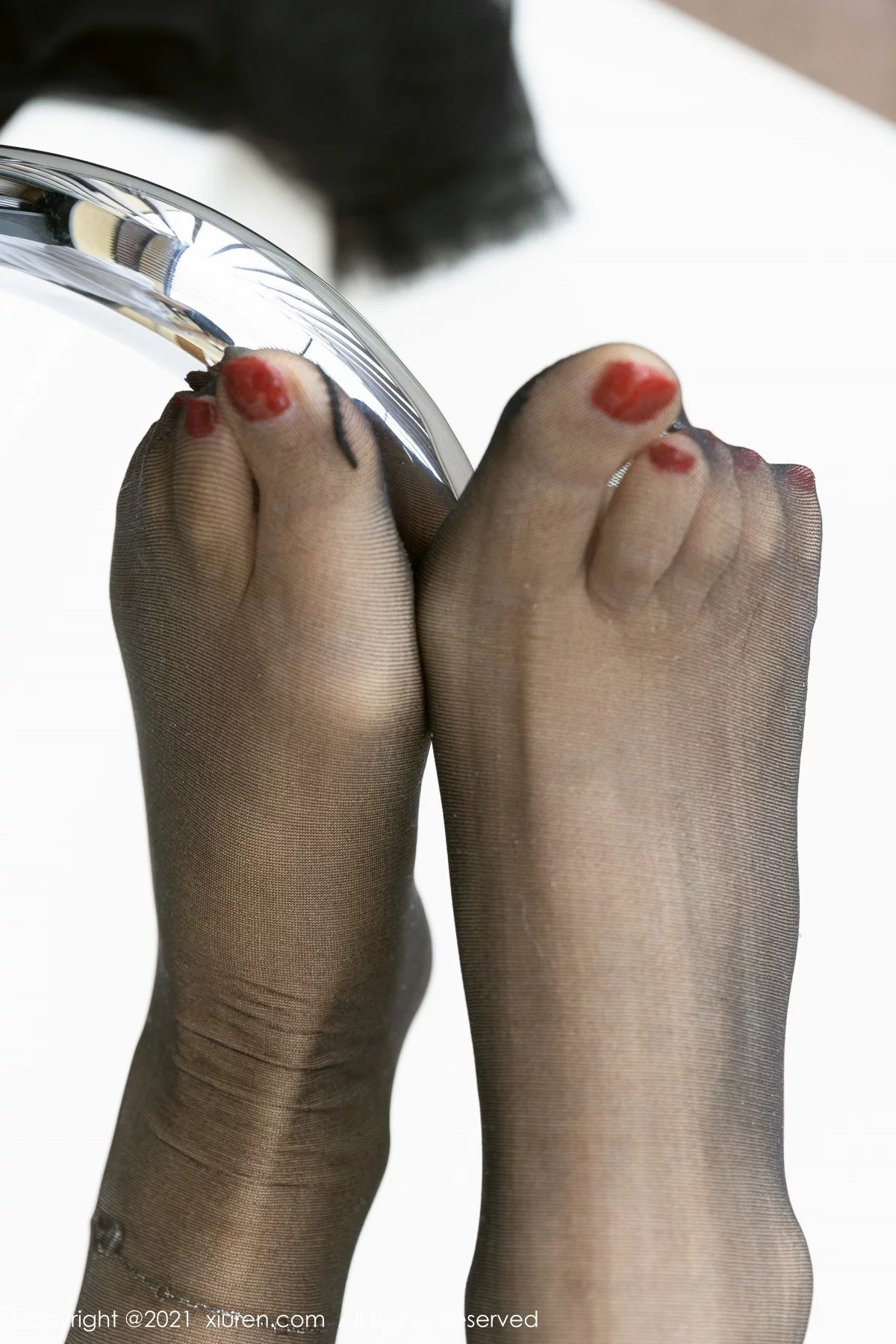 [[XiuRen秀人网]秀人网]No.4335_模特艾静香成都旅拍私房透明黑纱半脱露情趣花朵内衣诱惑写真50P