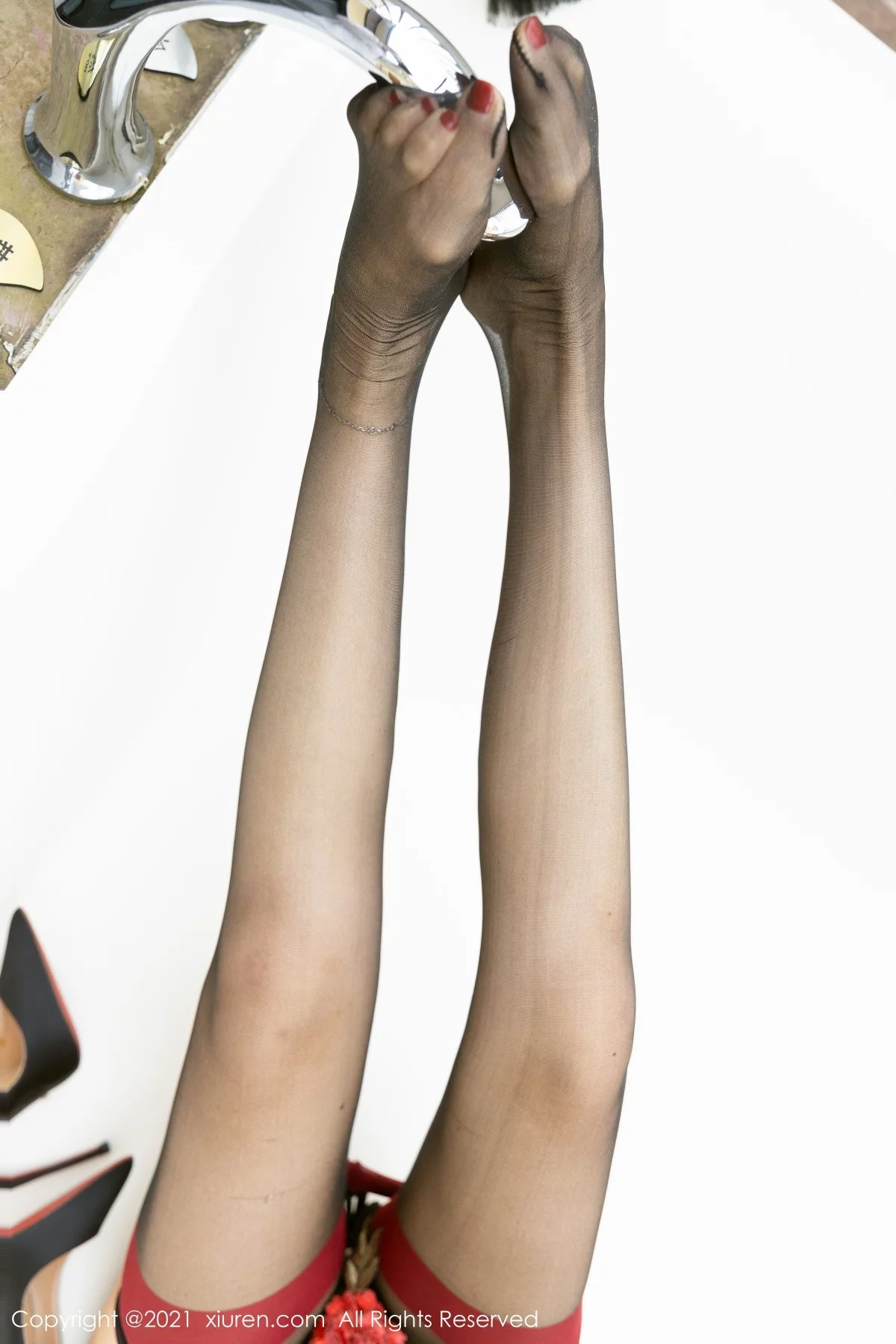 [[XiuRen秀人网]秀人网]No.4335_模特艾静香成都旅拍私房透明黑纱半脱露情趣花朵内衣诱惑写真50P