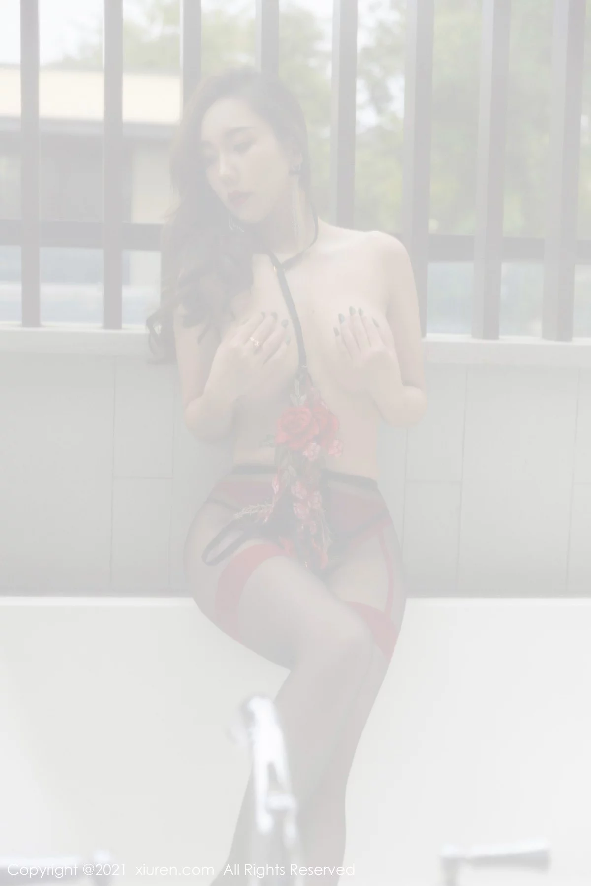 [[XiuRen秀人网]秀人网]No.4335_模特艾静香成都旅拍私房透明黑纱半脱露情趣花朵内衣诱惑写真50P