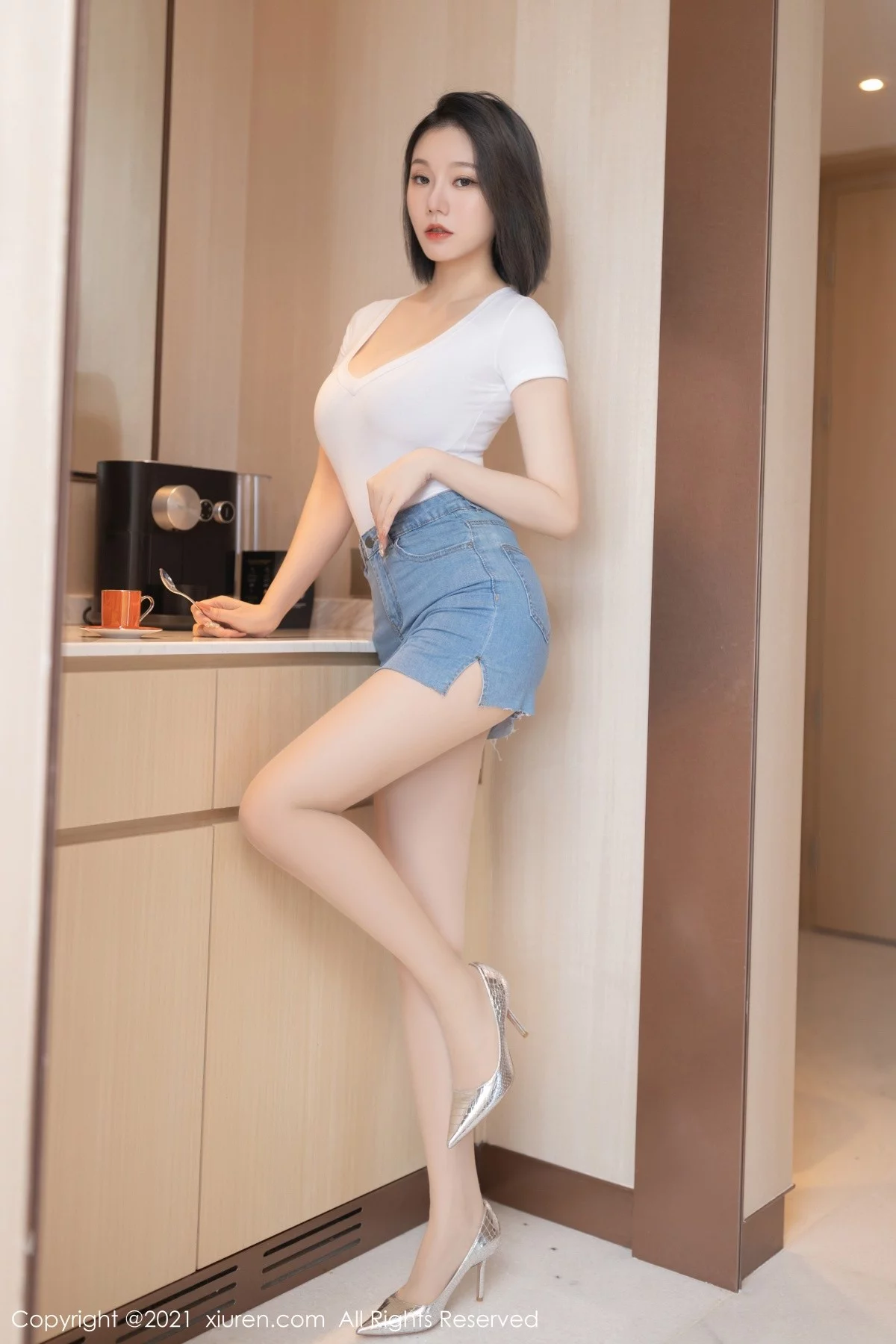 [[XiuRen秀人网]秀人网]No.4336_模特安然Maleah重庆旅拍脱牛仔短裙露白色高叉连体衣诱惑写真80P