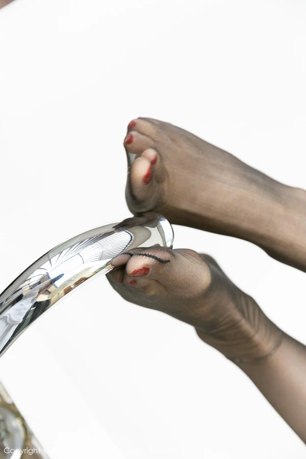 [[XiuRen秀人网]秀人网]No.4335_模特艾静香成都旅拍私房透明黑纱半脱露情趣花朵内衣诱惑写真50P