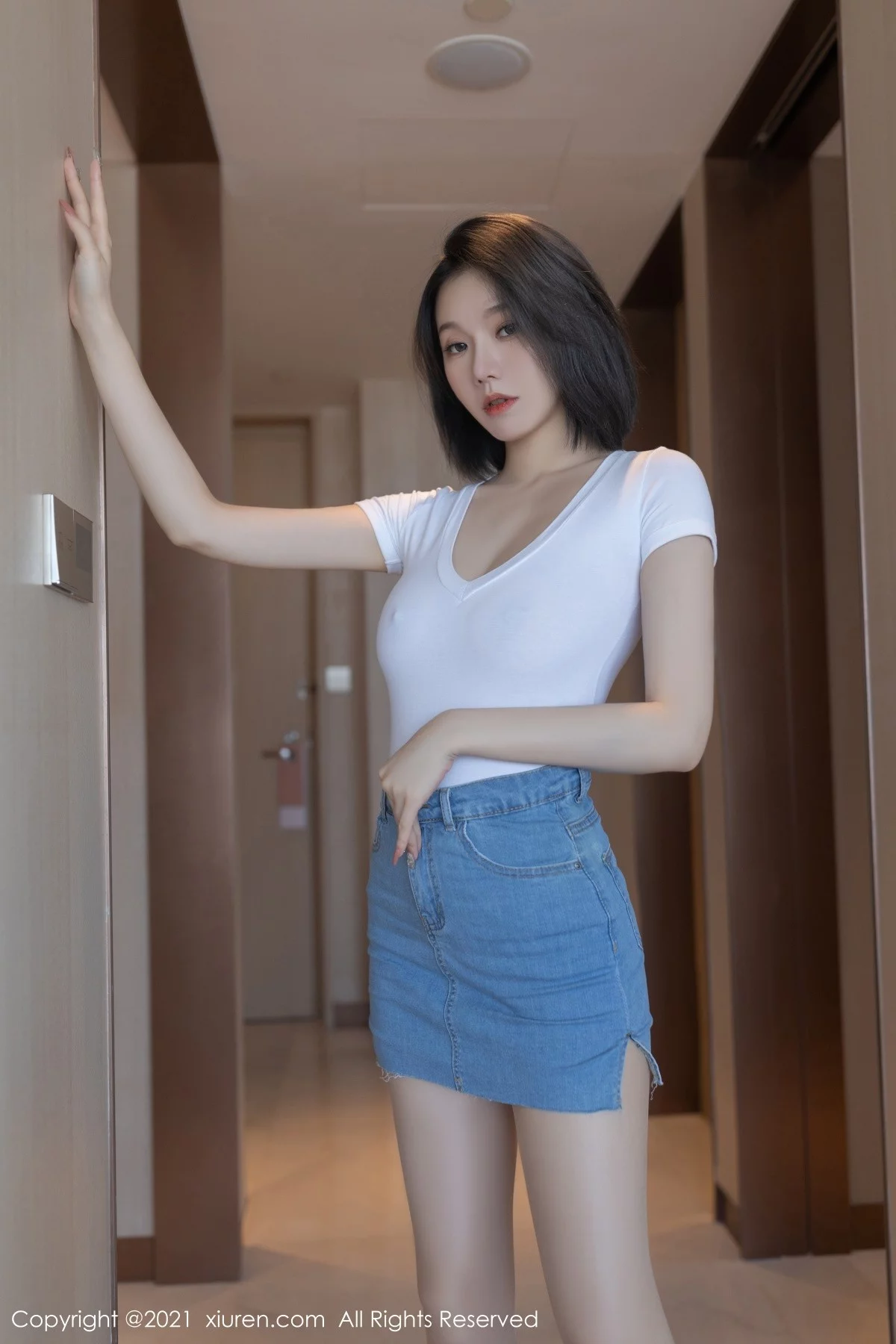 [[XiuRen秀人网]秀人网]No.4336_模特安然Maleah重庆旅拍脱牛仔短裙露白色高叉连体衣诱惑写真80P