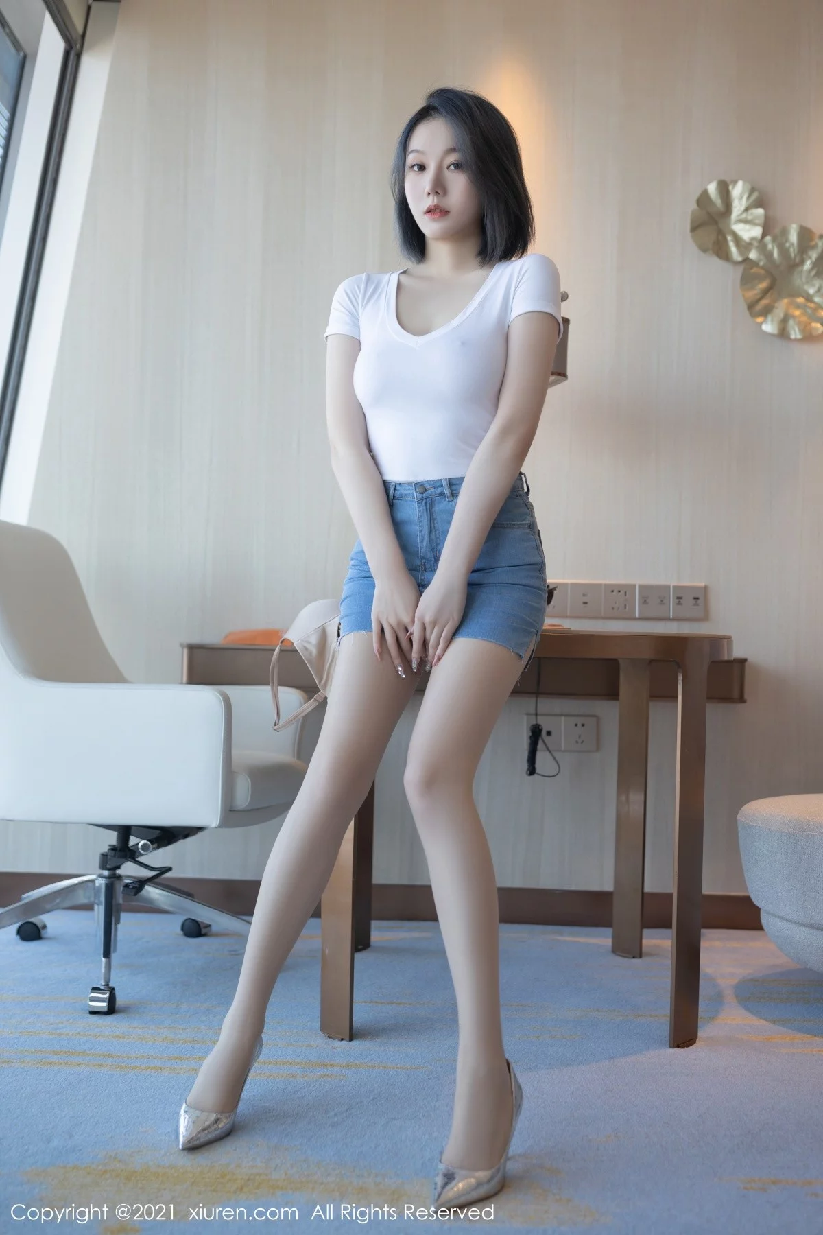 [[XiuRen秀人网]秀人网]No.4336_模特安然Maleah重庆旅拍脱牛仔短裙露白色高叉连体衣诱惑写真80P