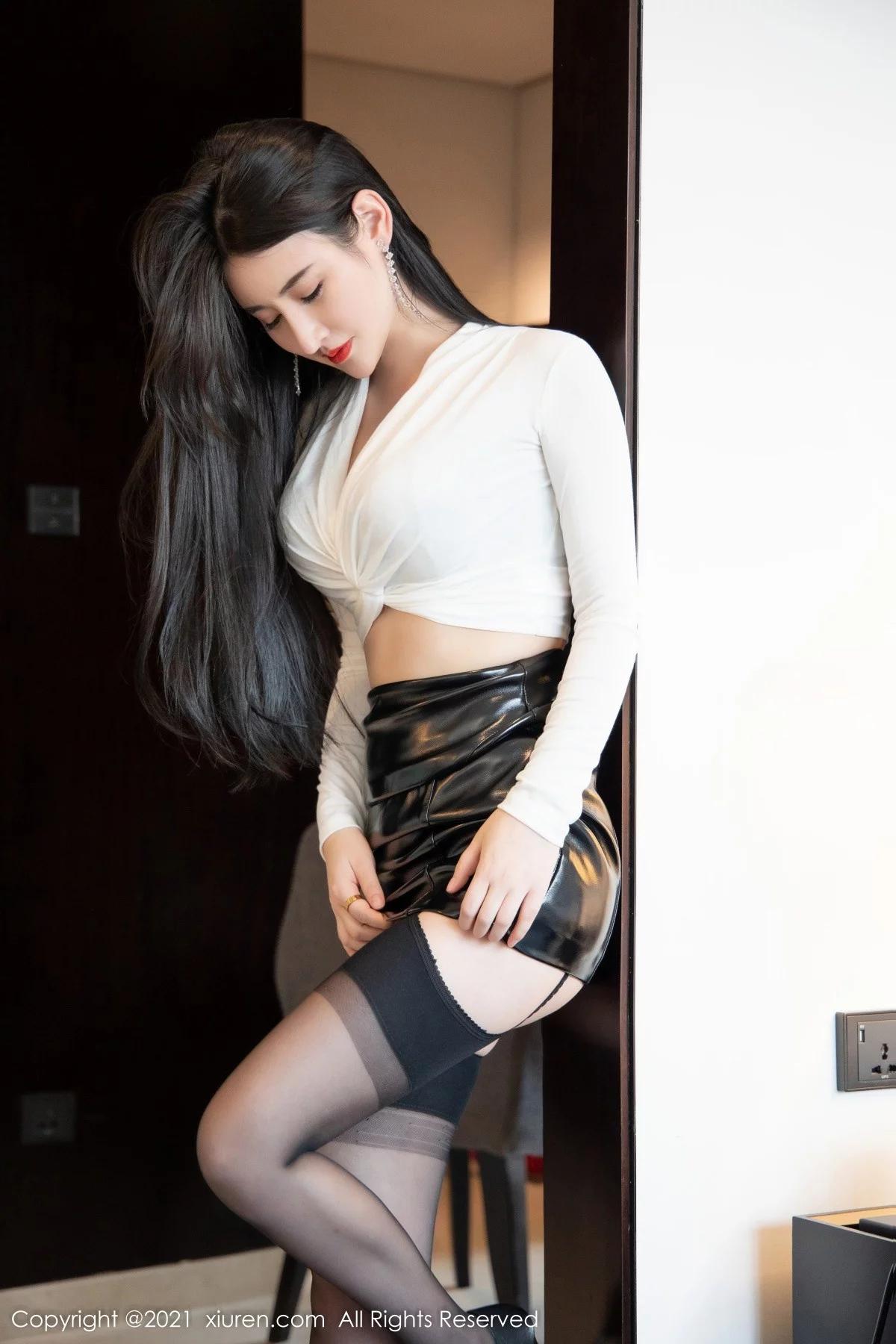 [[XiuRen秀人网]秀人网]No.4338_模特诗诗kiki精致白色上衣配黑皮裙半脱露性感内衣惹火诱惑写真53P