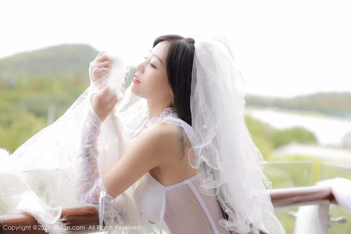 [[XiuRen秀人网]秀人网]No.4339_模特佘贝拉bella大理旅拍私房性感纯白婚纱配蕾丝吊袜诱惑写真48P