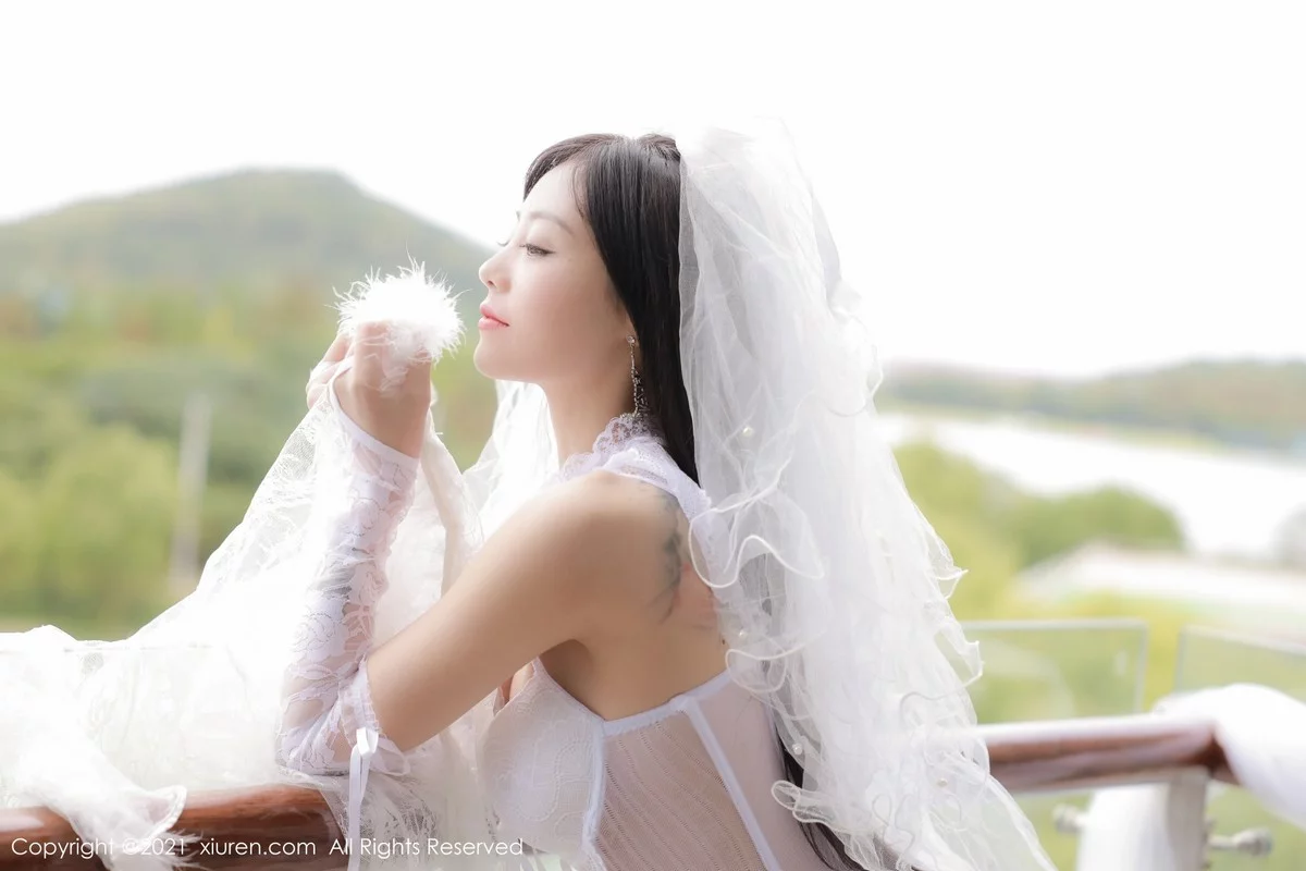 [[XiuRen秀人网]秀人网]No.4339_模特佘贝拉bella大理旅拍私房性感纯白婚纱配蕾丝吊袜诱惑写真48P