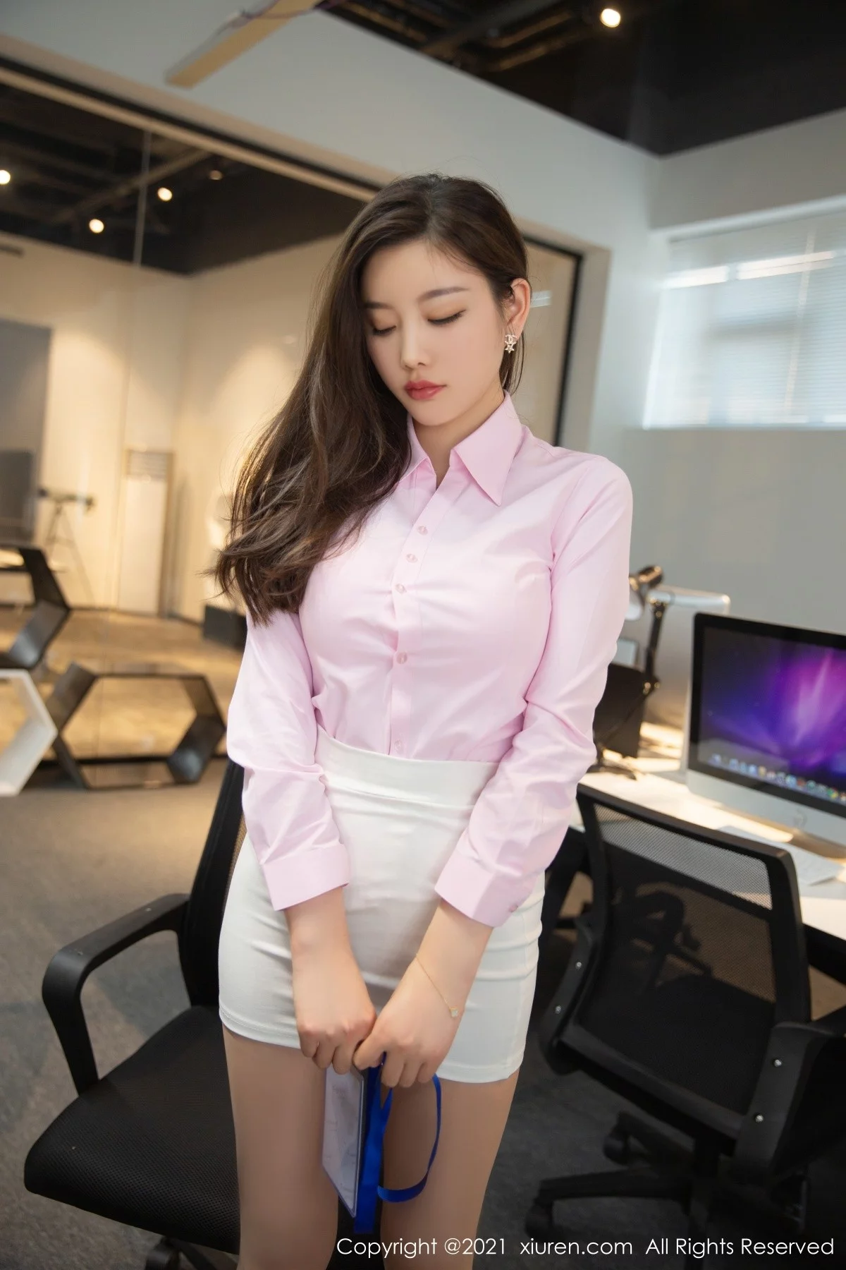 [[XiuRen秀人网]秀人网]No.4341_女神杨晨晨Yome私房性感粉色服饰配无内肉丝裤袜撩人诱惑写真80P