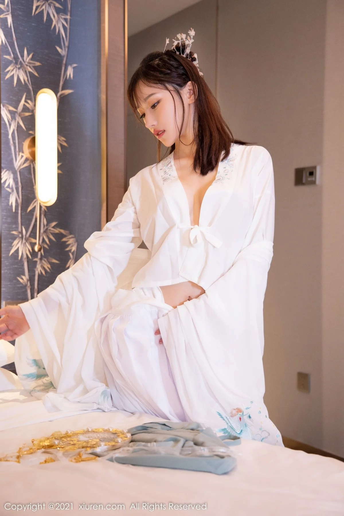 [[XiuRen秀人网]秀人网]No.4344_模特西门小玉古装服饰主题私房半脱白色长衫秀凹凸身材诱惑写真53P