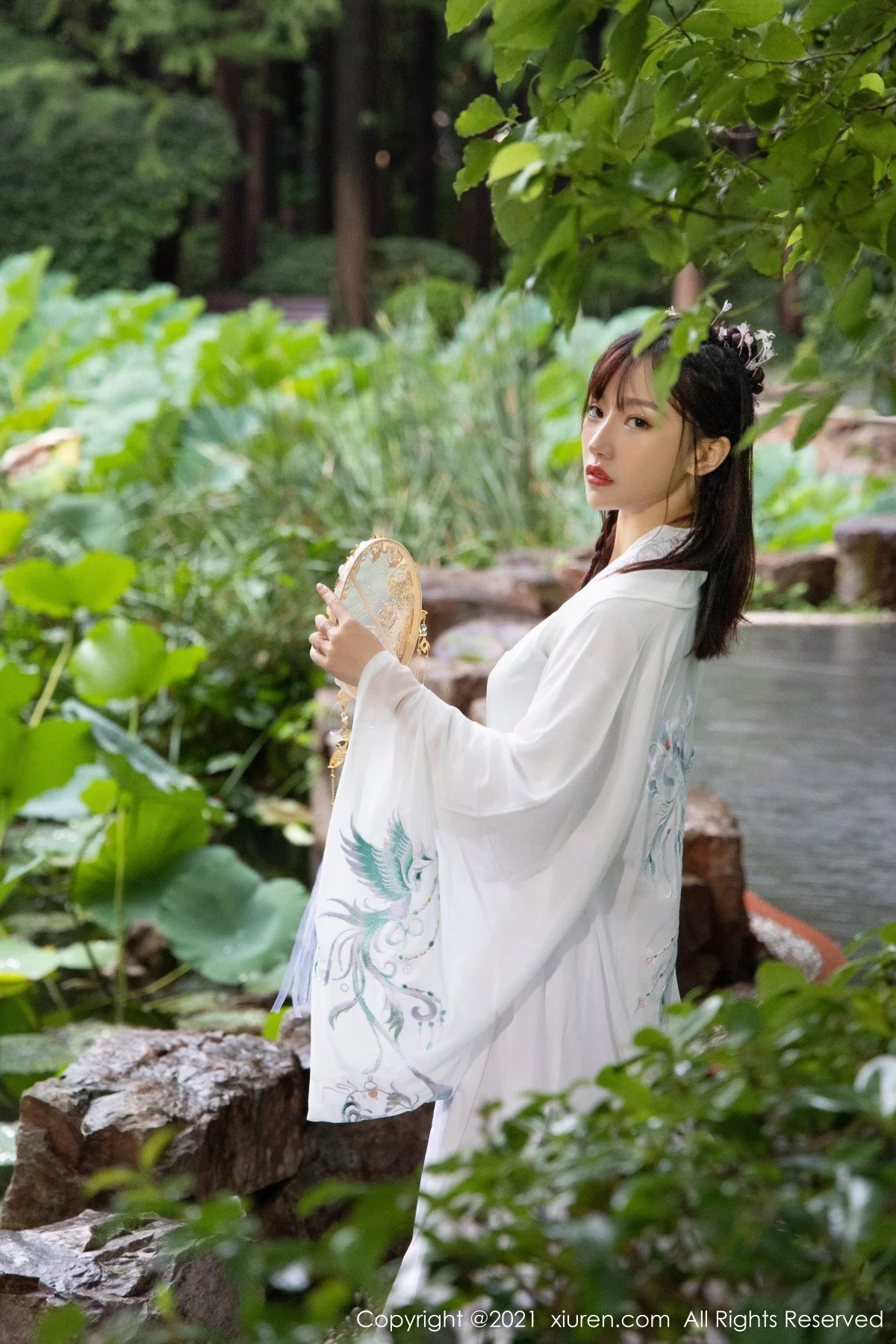 [[XiuRen秀人网]秀人网]No.4344_模特西门小玉古装服饰主题私房半脱白色长衫秀凹凸身材诱惑写真53P