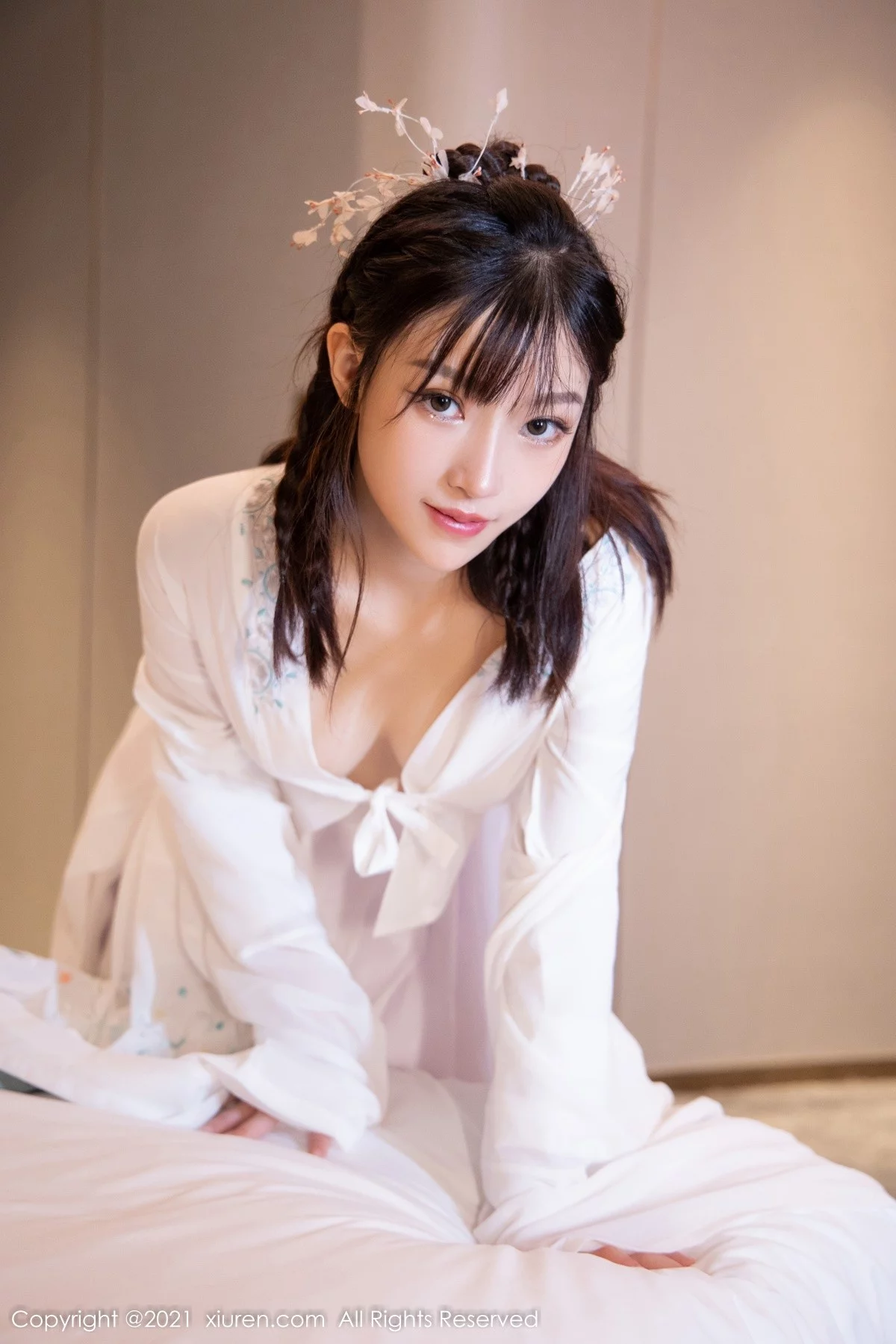 [[XiuRen秀人网]秀人网]No.4344_模特西门小玉古装服饰主题私房半脱白色长衫秀凹凸身材诱惑写真53P