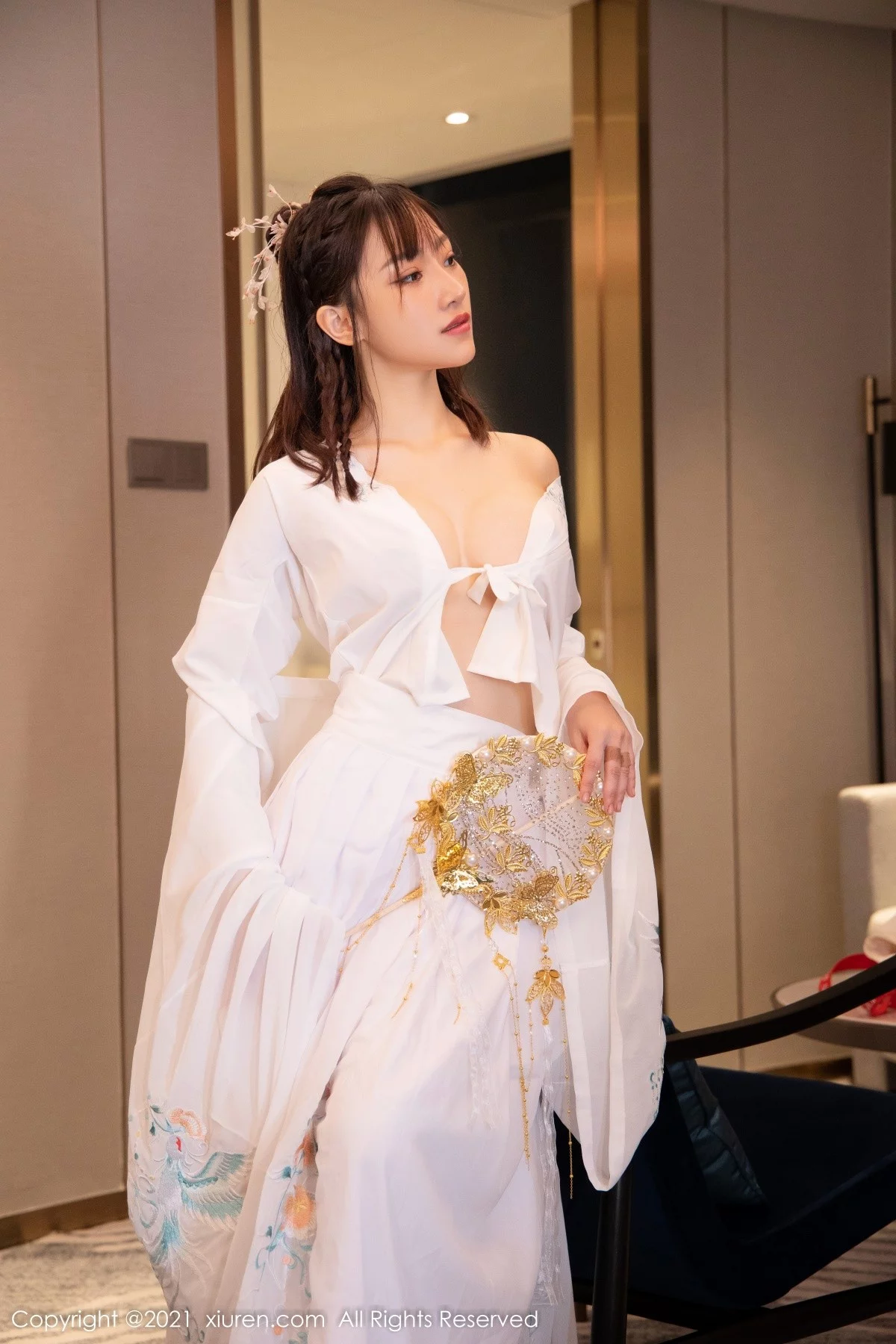 [[XiuRen秀人网]秀人网]No.4344_模特西门小玉古装服饰主题私房半脱白色长衫秀凹凸身材诱惑写真53P