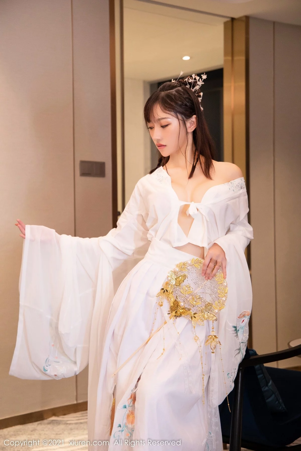 [[XiuRen秀人网]秀人网]No.4344_模特西门小玉古装服饰主题私房半脱白色长衫秀凹凸身材诱惑写真53P