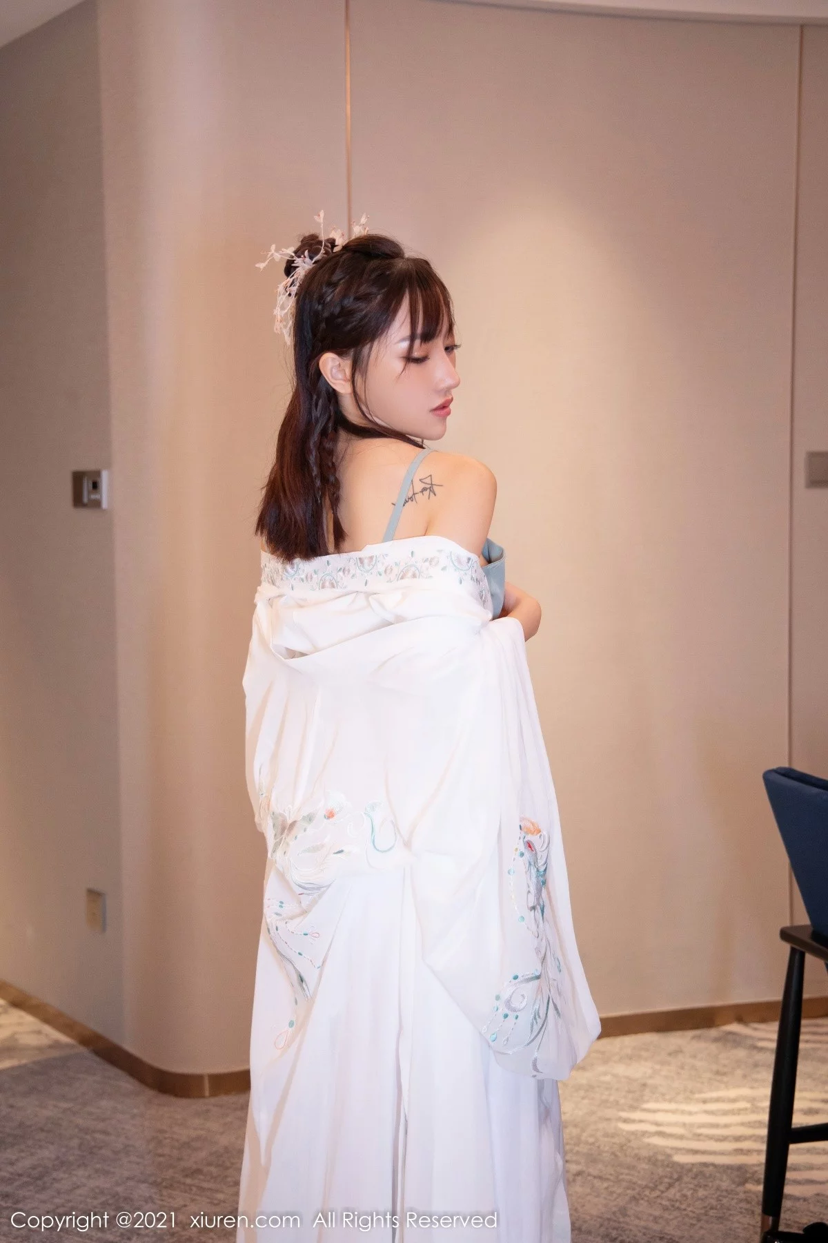 [[XiuRen秀人网]秀人网]No.4344_模特西门小玉古装服饰主题私房半脱白色长衫秀凹凸身材诱惑写真53P