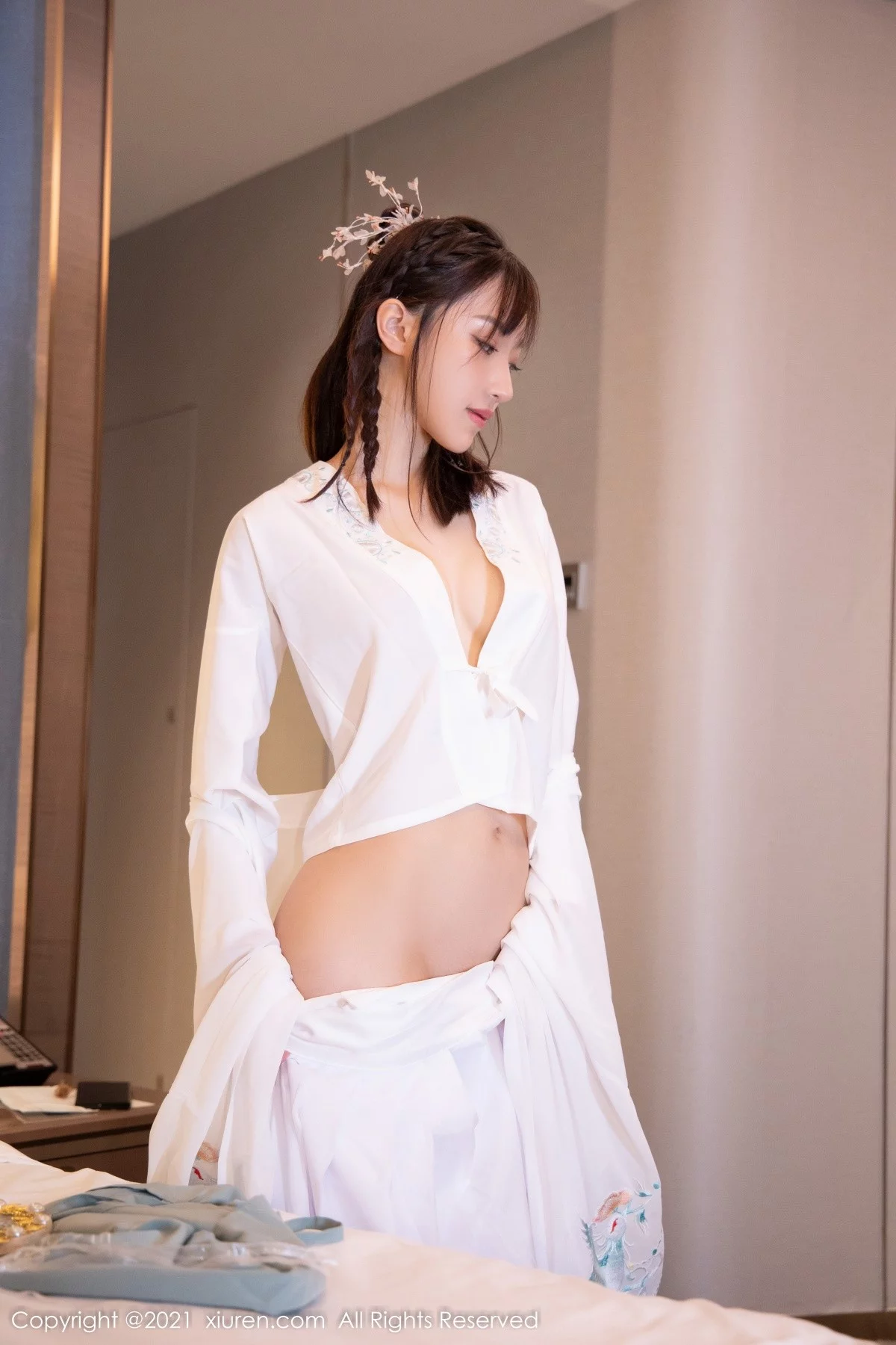 [[XiuRen秀人网]秀人网]No.4344_模特西门小玉古装服饰主题私房半脱白色长衫秀凹凸身材诱惑写真53P