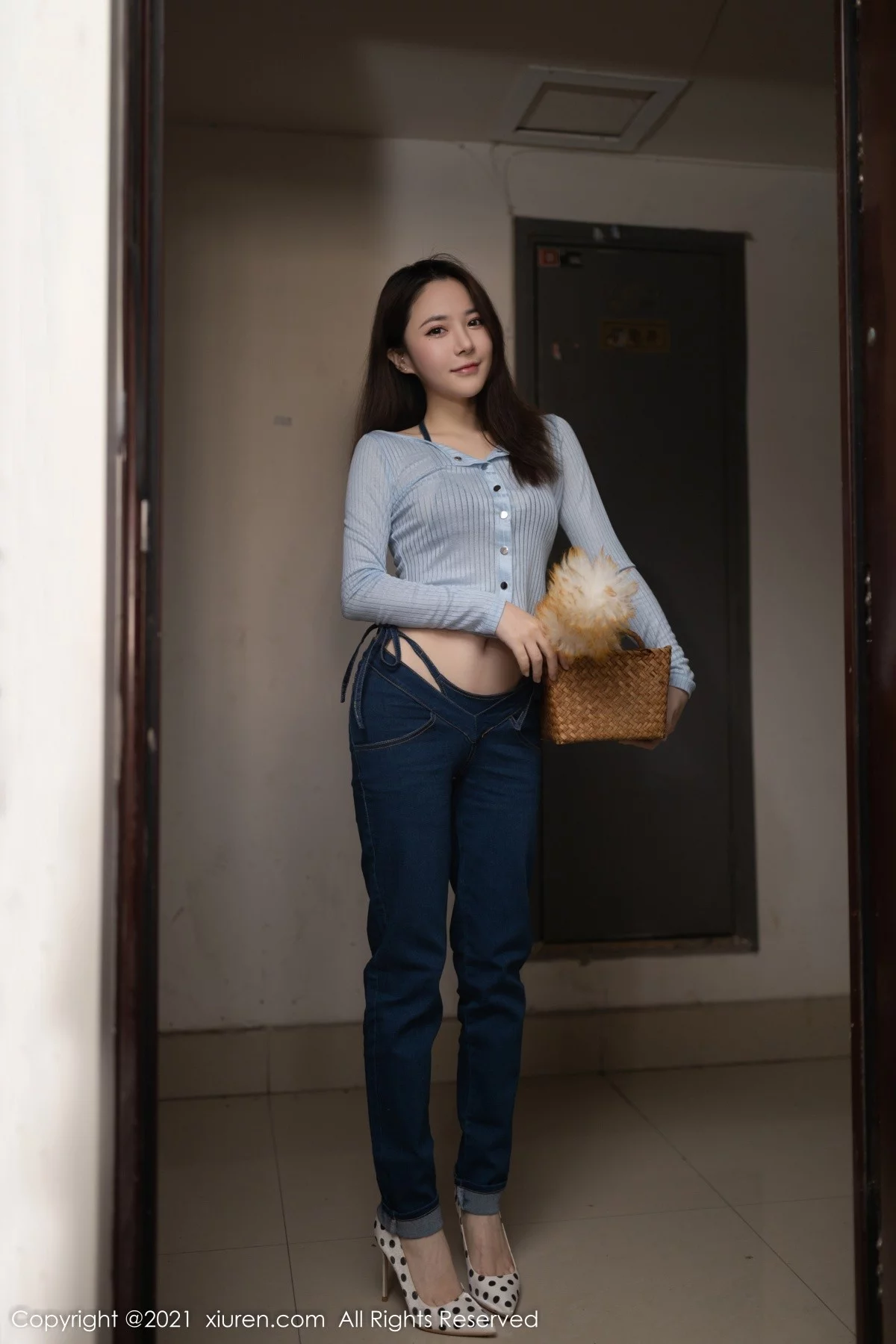 [[XiuRen秀人网]秀人网]No.4352_模特鱼子酱Fish家居女友主题私房半脱露牛仔内衣完美诱惑写真84P