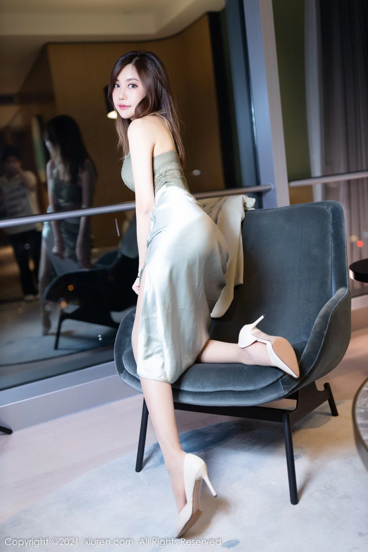 [[XiuRen秀人网]秀人网]No.4353_女神绮里嘉ula私房绿灰网纱衣配灰裙子半脱秀完美身材诱惑写真48P