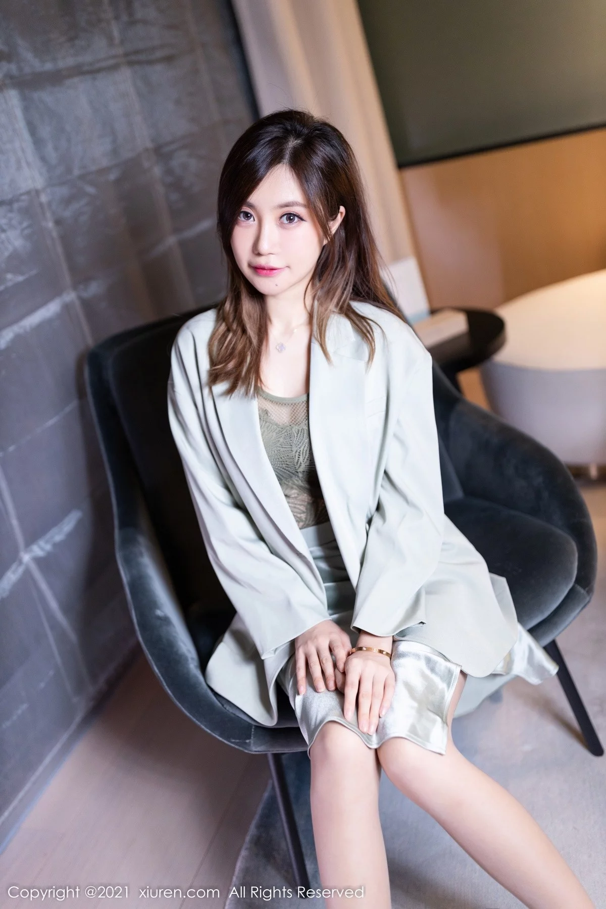 [[XiuRen秀人网]秀人网]No.4353_女神绮里嘉ula私房绿灰网纱衣配灰裙子半脱秀完美身材诱惑写真48P