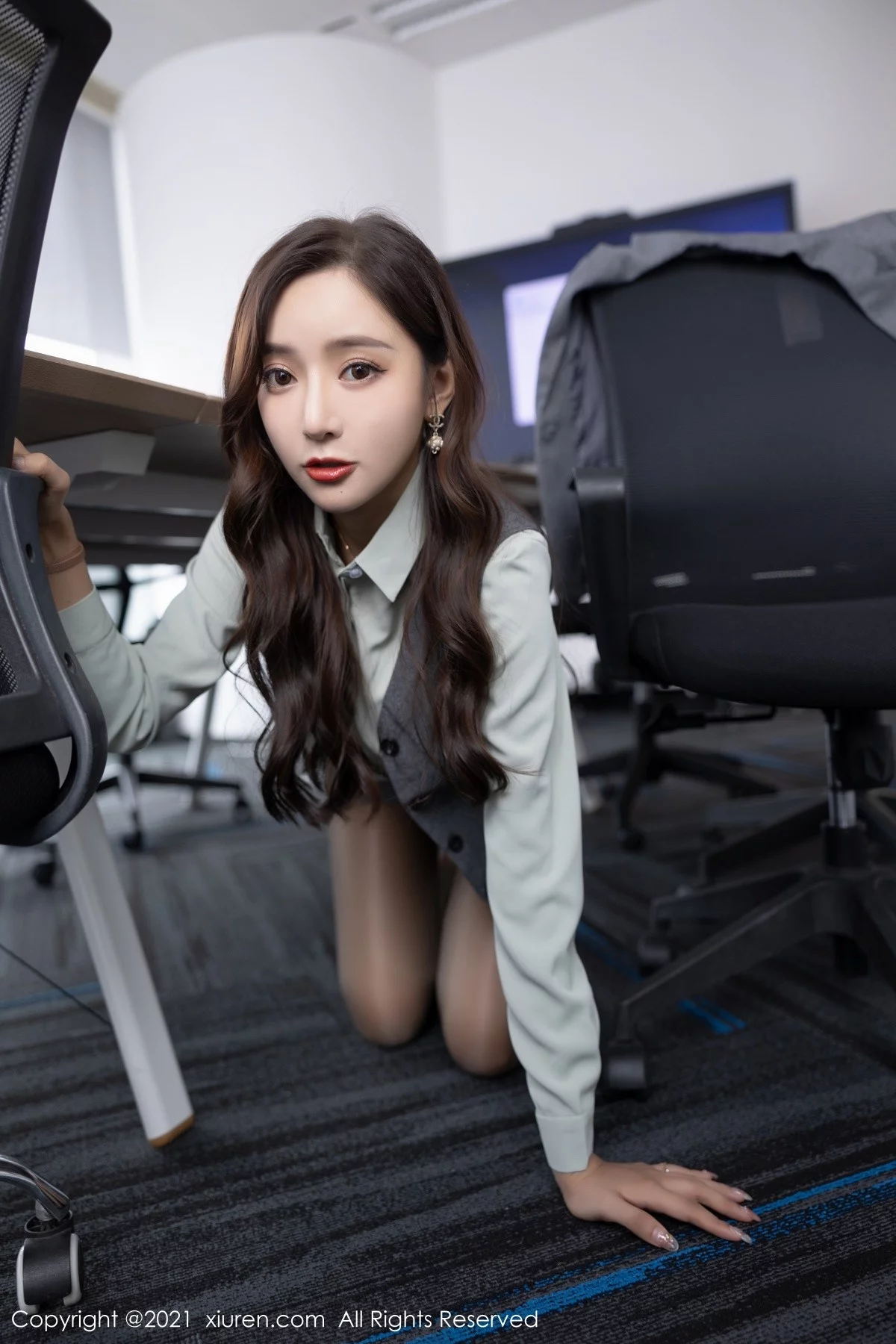 [[XiuRen秀人网]秀人网]No.4251_女神王馨瑶yanni私房半脱露性感内衣超薄黑丝裤袜完美诱惑写真80P