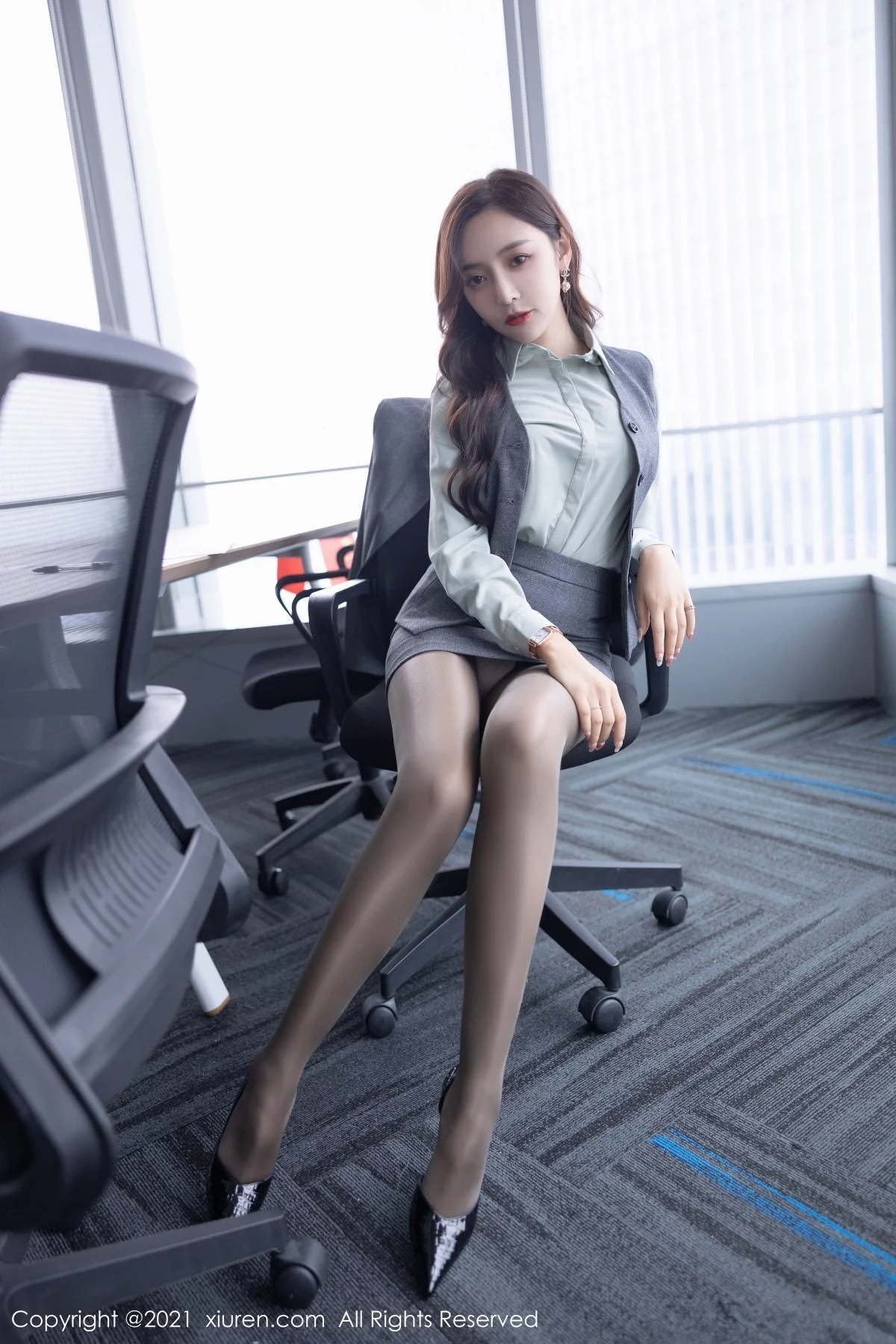 [[XiuRen秀人网]秀人网]No.4251_女神王馨瑶yanni私房半脱露性感内衣超薄黑丝裤袜完美诱惑写真80P