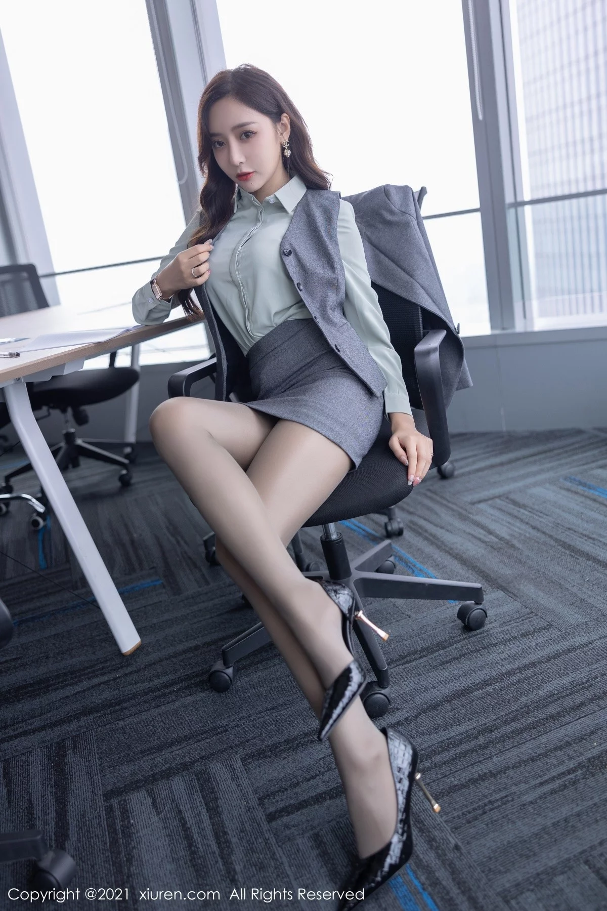 [[XiuRen秀人网]秀人网]No.4251_女神王馨瑶yanni私房半脱露性感内衣超薄黑丝裤袜完美诱惑写真80P