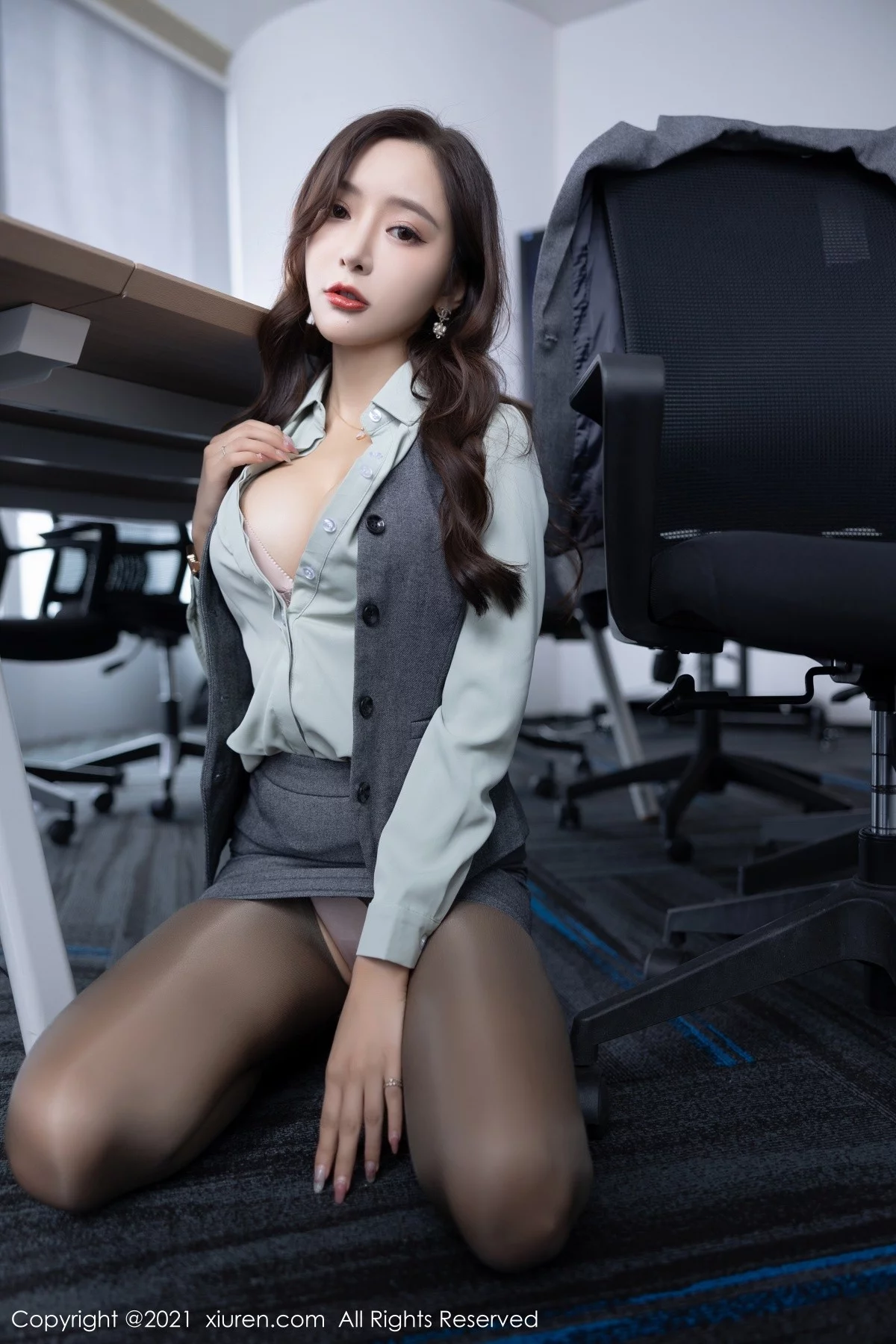 [[XiuRen秀人网]秀人网]No.4251_女神王馨瑶yanni私房半脱露性感内衣超薄黑丝裤袜完美诱惑写真80P