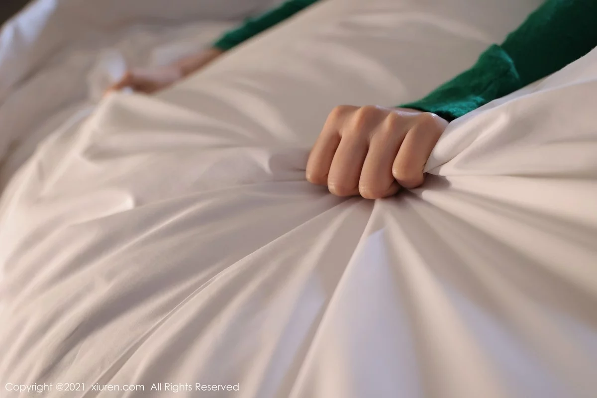 [[XiuRen秀人网]秀人网]No.4358_模特月音瞳绿色上衣配黑色超短裙配开档黑丝秀火辣身材诱惑写真90P