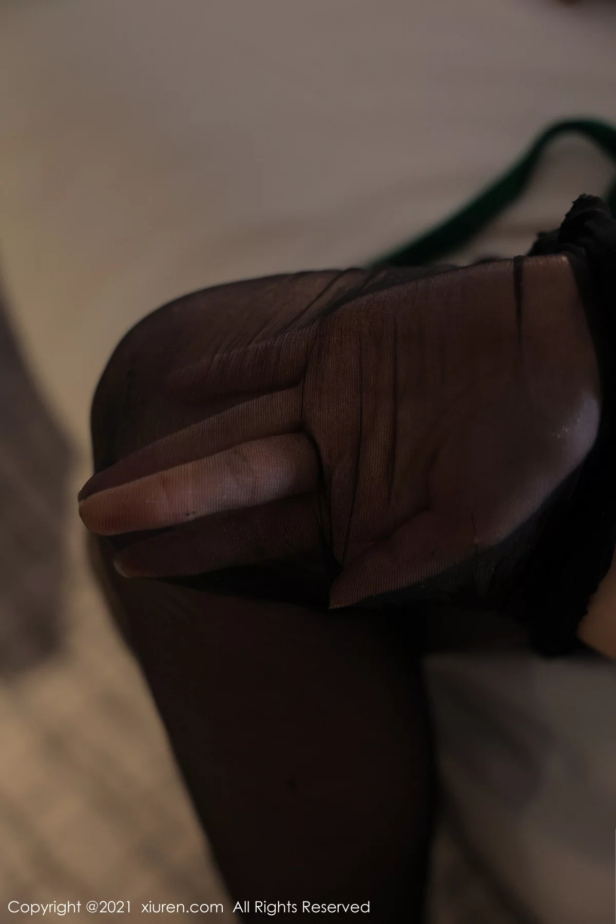 [[XiuRen秀人网]秀人网]No.4358_模特月音瞳绿色上衣配黑色超短裙配开档黑丝秀火辣身材诱惑写真90P