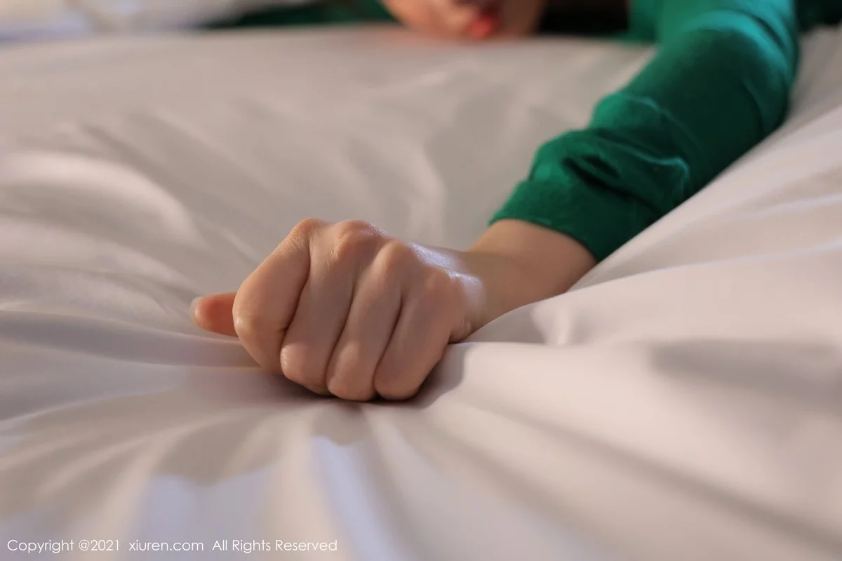 [[XiuRen秀人网]秀人网]No.4358_模特月音瞳绿色上衣配黑色超短裙配开档黑丝秀火辣身材诱惑写真90P