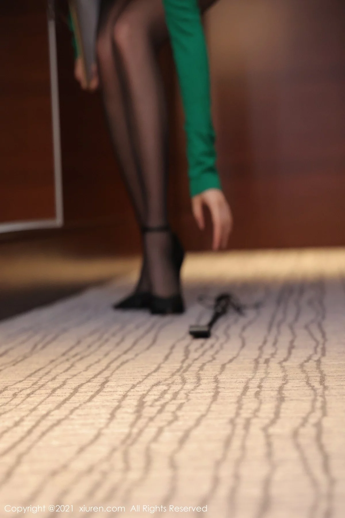 [[XiuRen秀人网]秀人网]No.4358_模特月音瞳绿色上衣配黑色超短裙配开档黑丝秀火辣身材诱惑写真90P