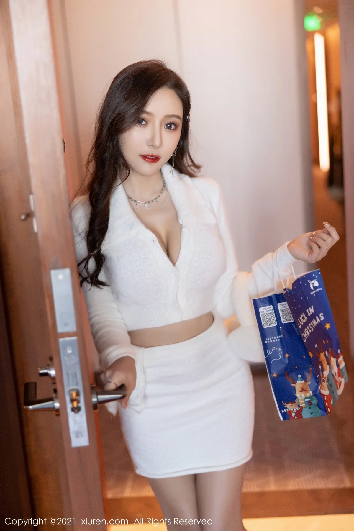 [[XiuRen秀人网]秀人网]No.4359_女神王馨瑶yanni圣诞节主题红色情趣服饰配蕾丝袜火辣诱惑写真81P